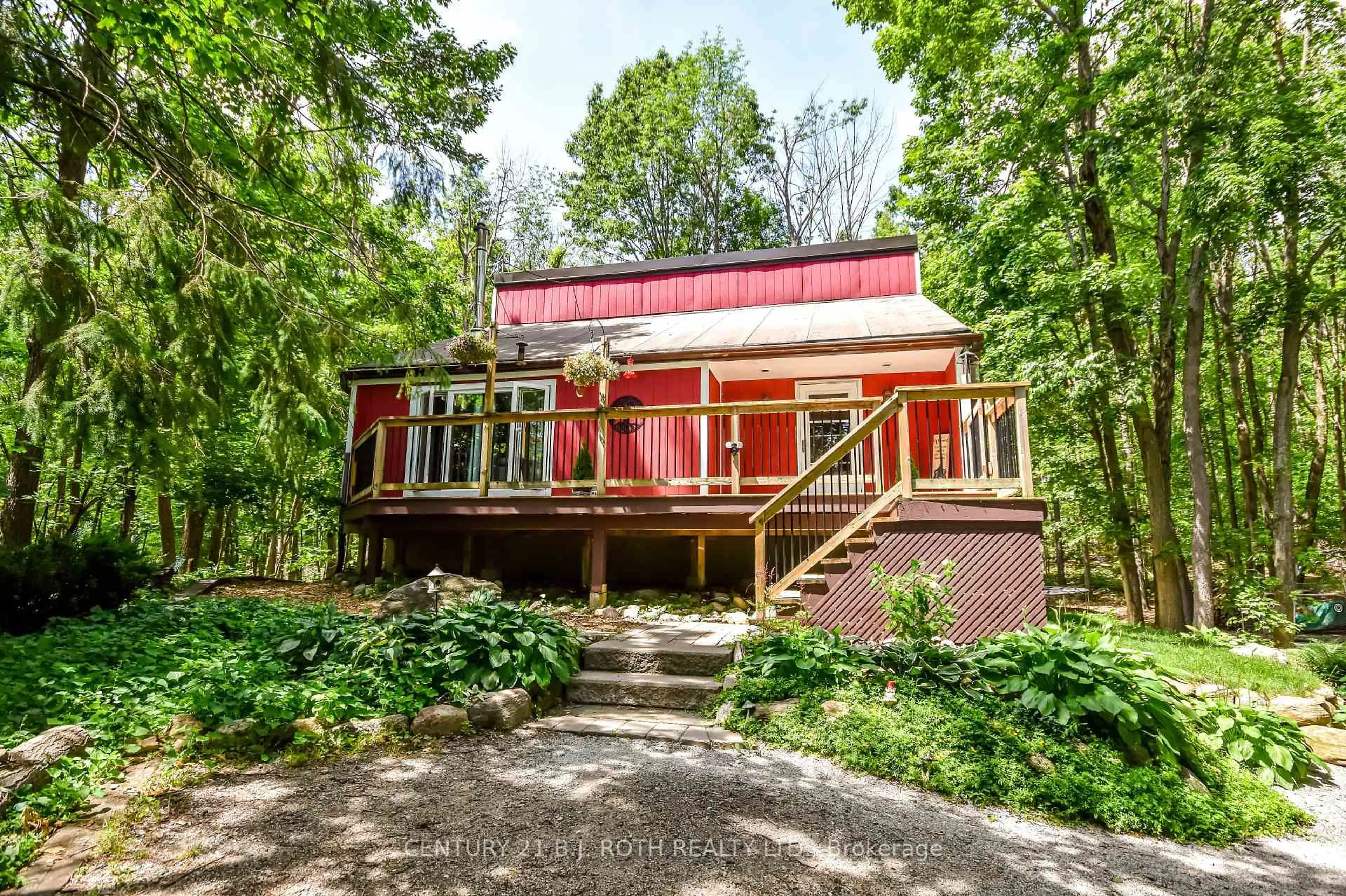 A pic from outside/outdoor area/front of a property/back of a property/a pic from drone, building for 41 Huronwoods Dr, Oro-Medonte Ontario L0K 1E0