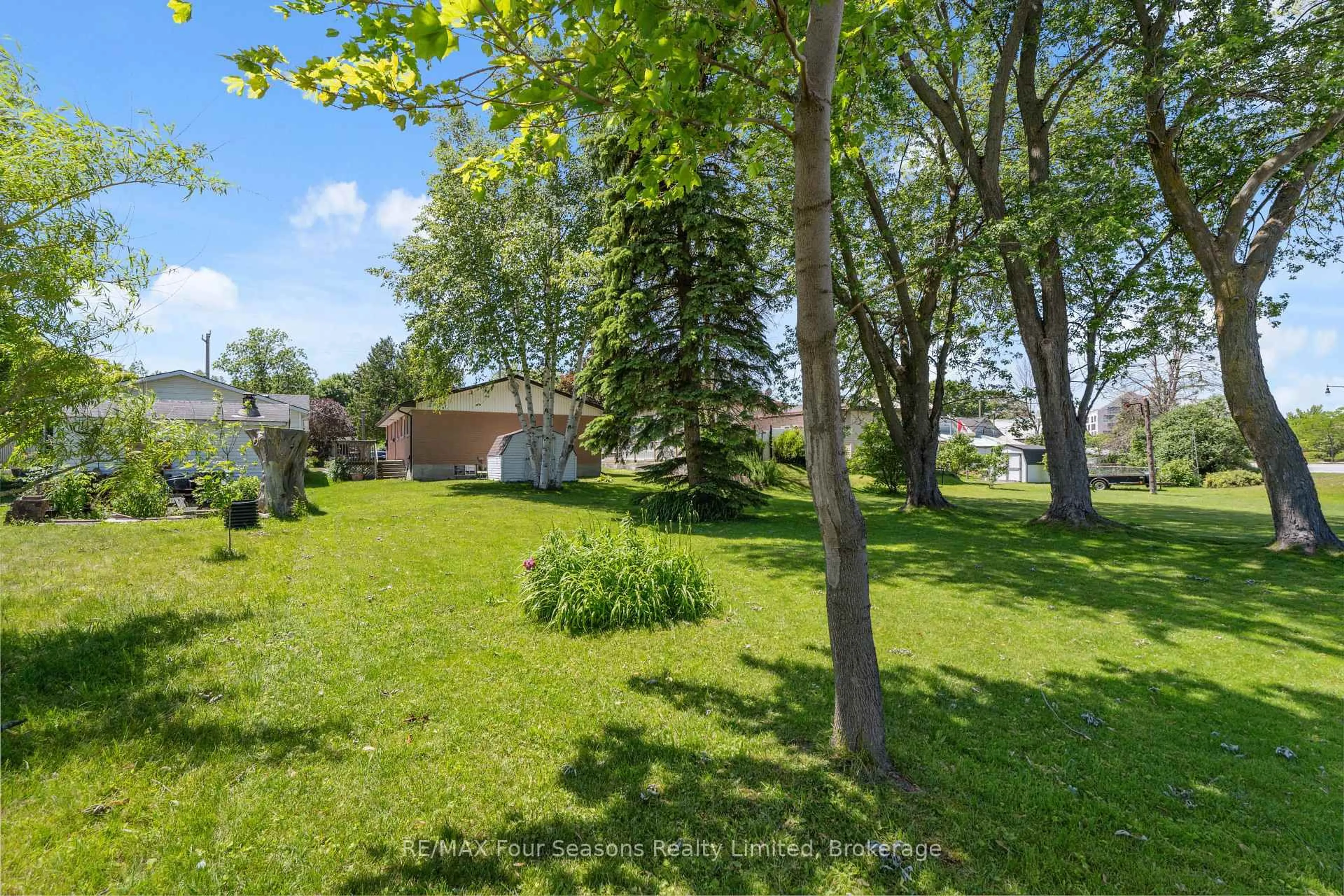 A pic from outside/outdoor area/front of a property/back of a property/a pic from drone, street for 63 Rodney St, Collingwood Ontario L9Y 1C9
