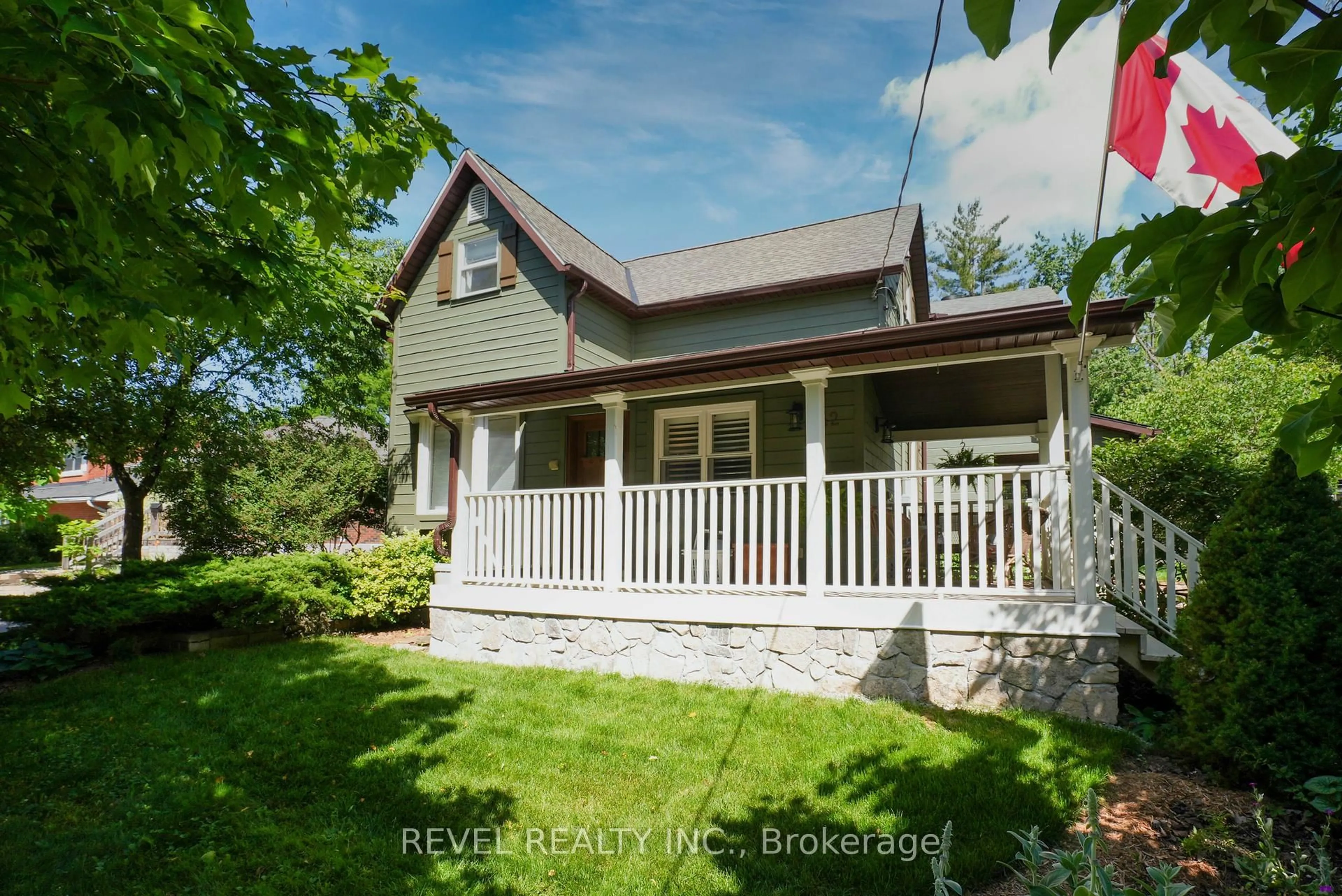 A pic from outside/outdoor area/front of a property/back of a property/a pic from drone, street for 42 Dalton St, Barrie Ontario L4N 1M3