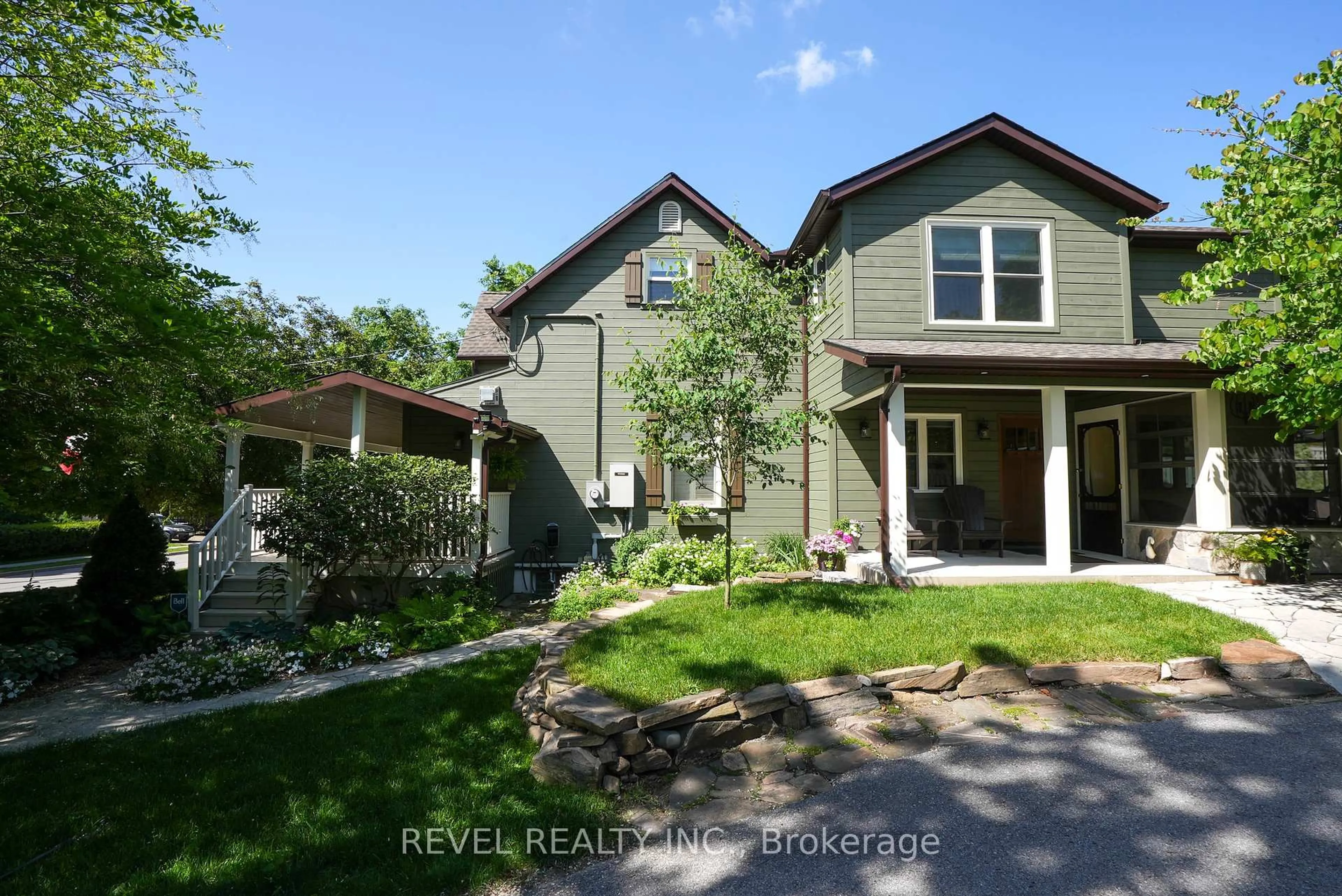 Home with vinyl exterior material, street for 42 Dalton St, Barrie Ontario L4N 1M3