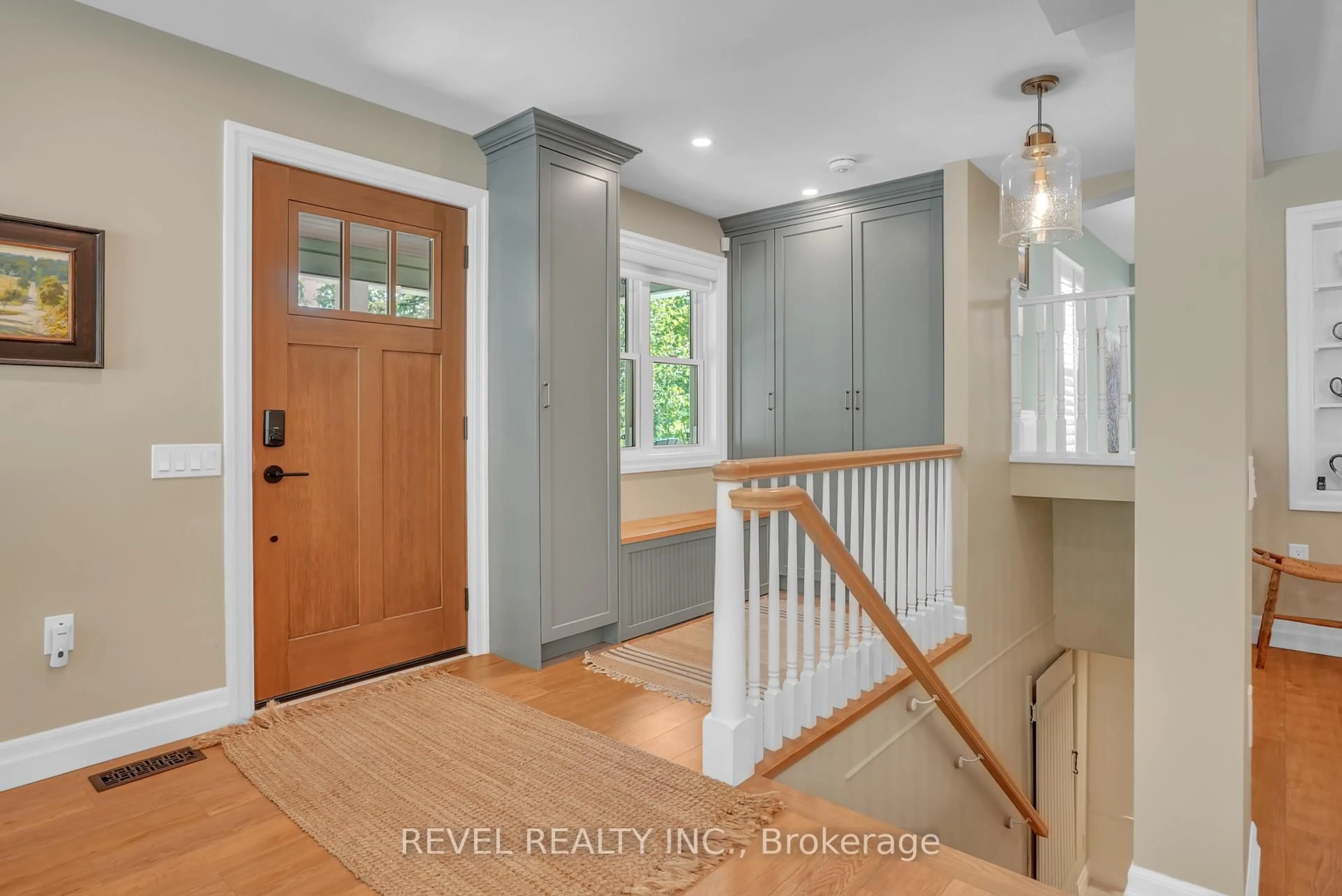Indoor entryway for 42 Dalton St, Barrie Ontario L4N 1M3