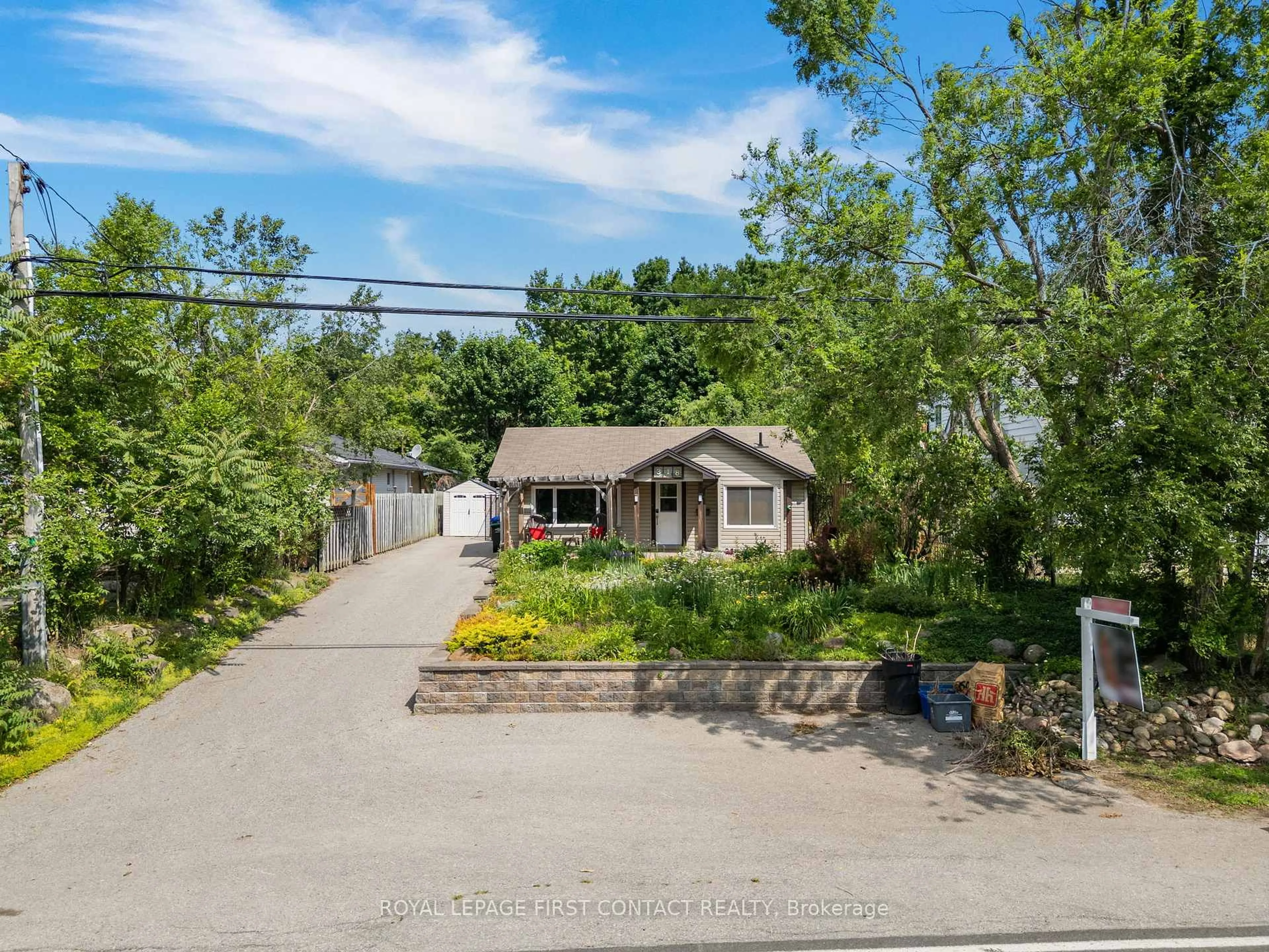 A pic from outside/outdoor area/front of a property/back of a property/a pic from drone, street for 318 Shanty Bay Rd Rd, Oro-Medonte Ontario L4M 1E7