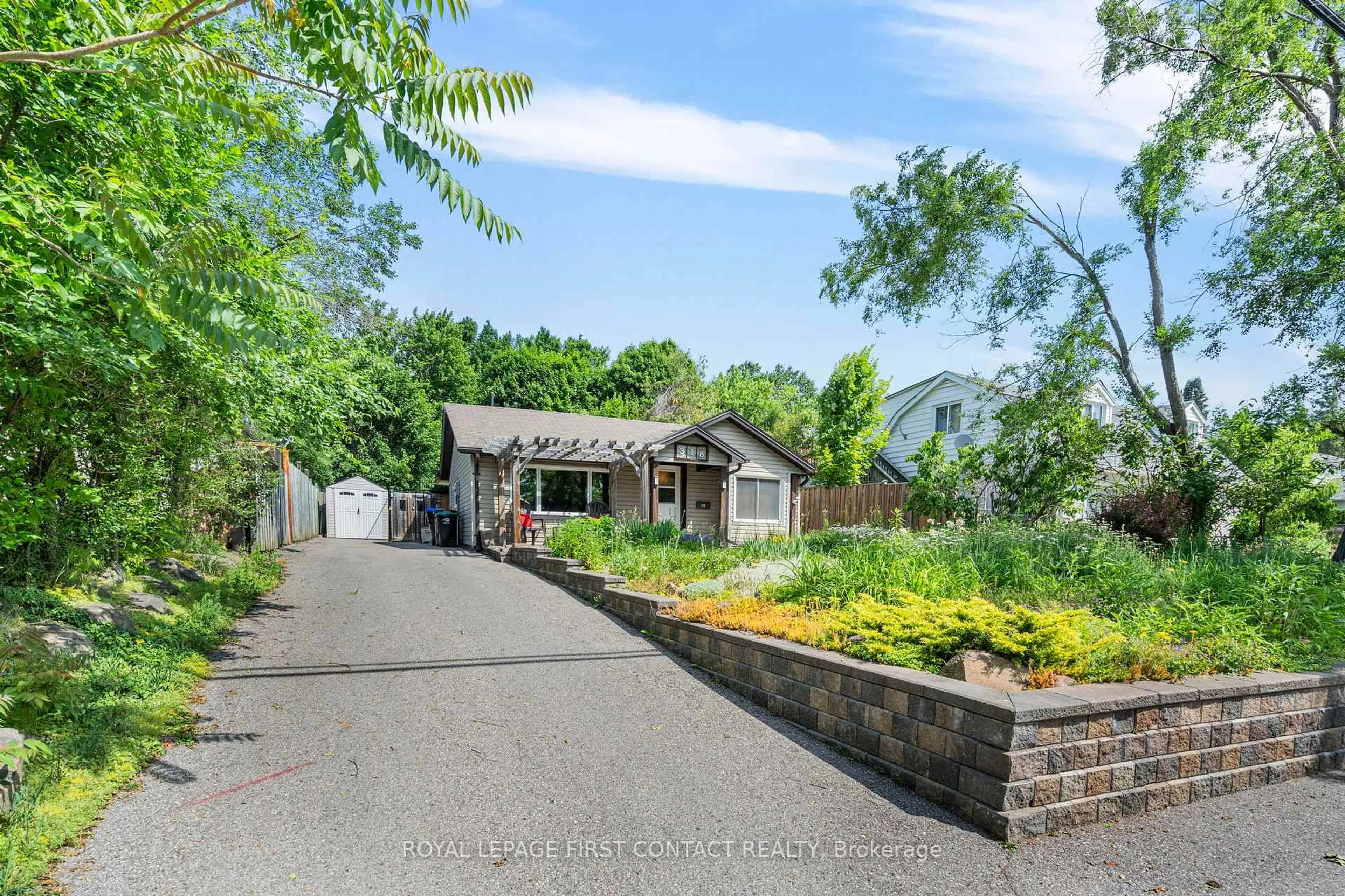 A pic from outside/outdoor area/front of a property/back of a property/a pic from drone, street for 318 Shanty Bay Rd Rd, Oro-Medonte Ontario L4M 1E7