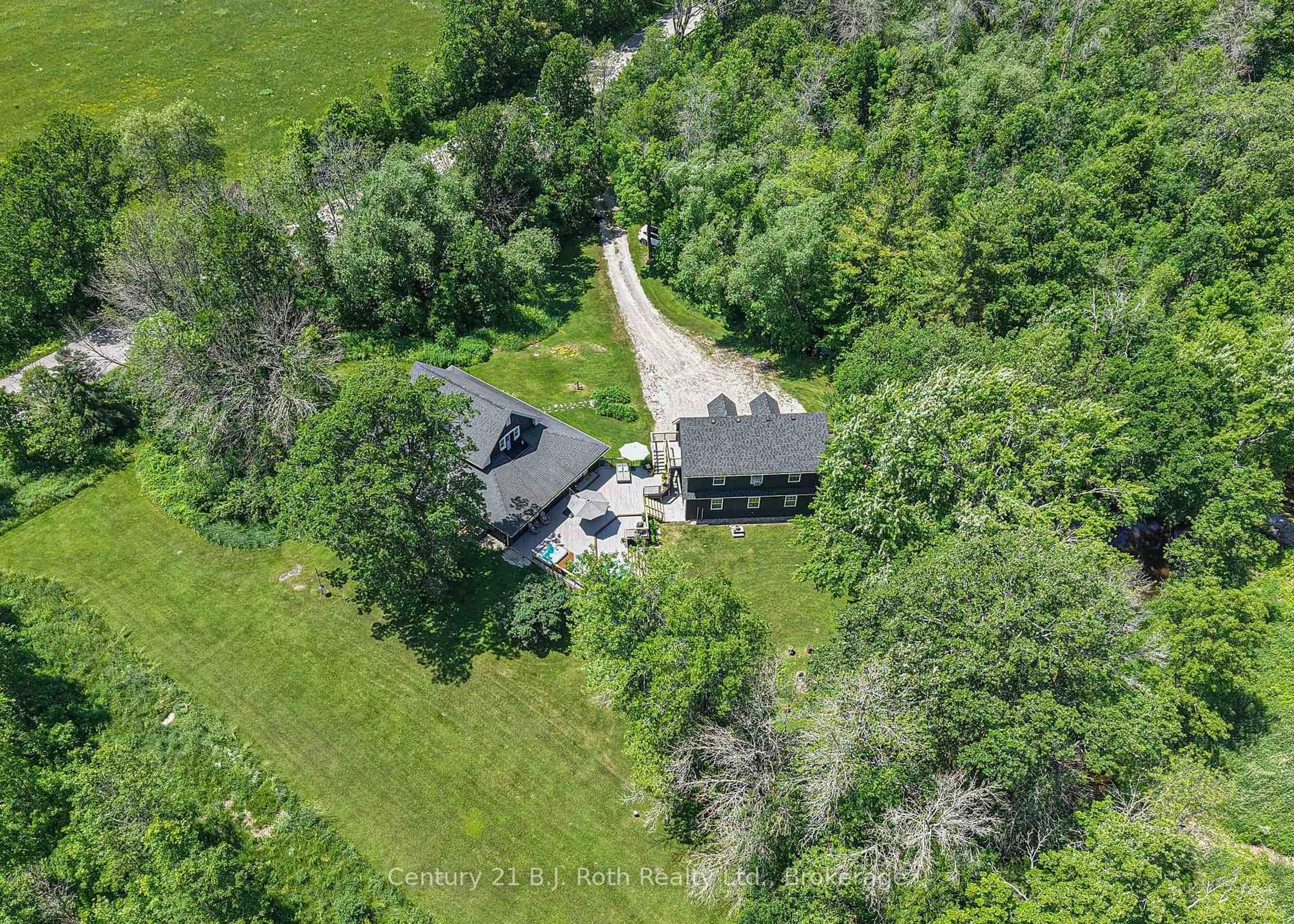 A pic from outside/outdoor area/front of a property/back of a property/a pic from drone, unknown for 1151 Town Line, Severn Ontario L0K 1E0