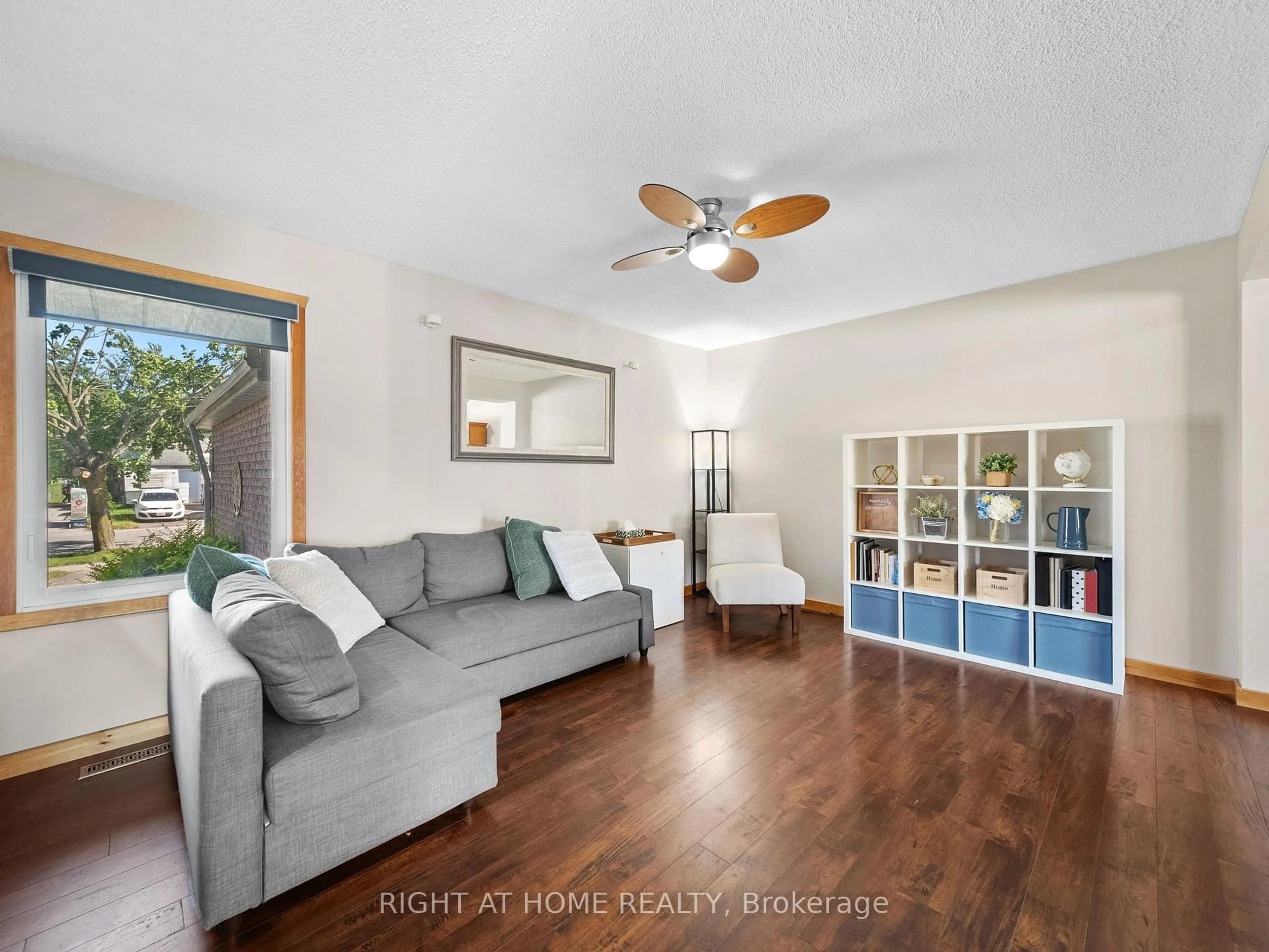 Living room with furniture, wood/laminate floor for 58 Delaney Cres, Barrie Ontario L4N 7C4