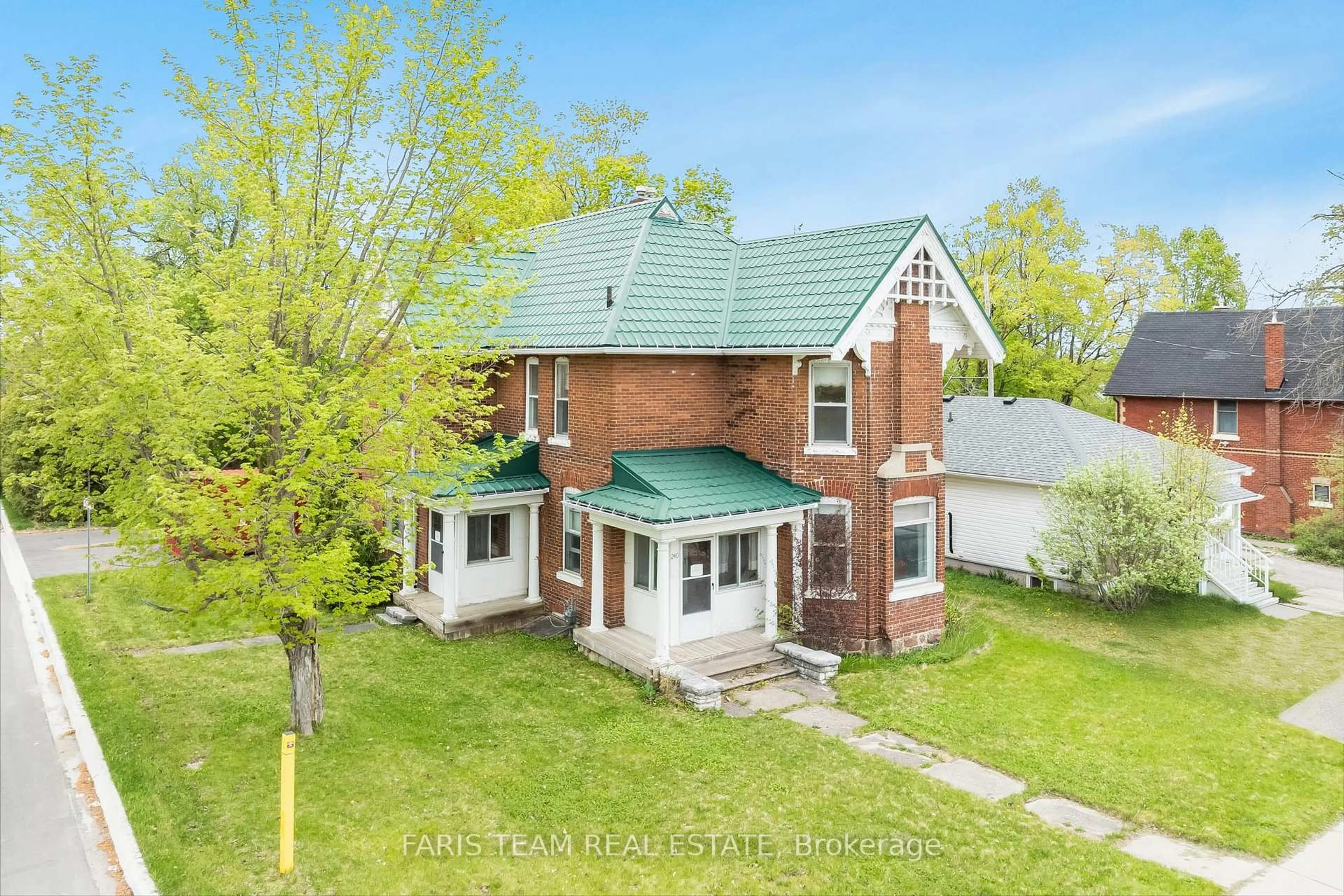 A pic from outside/outdoor area/front of a property/back of a property/a pic from drone, street for 9 Borland St, Orillia Ontario L3V 2B5