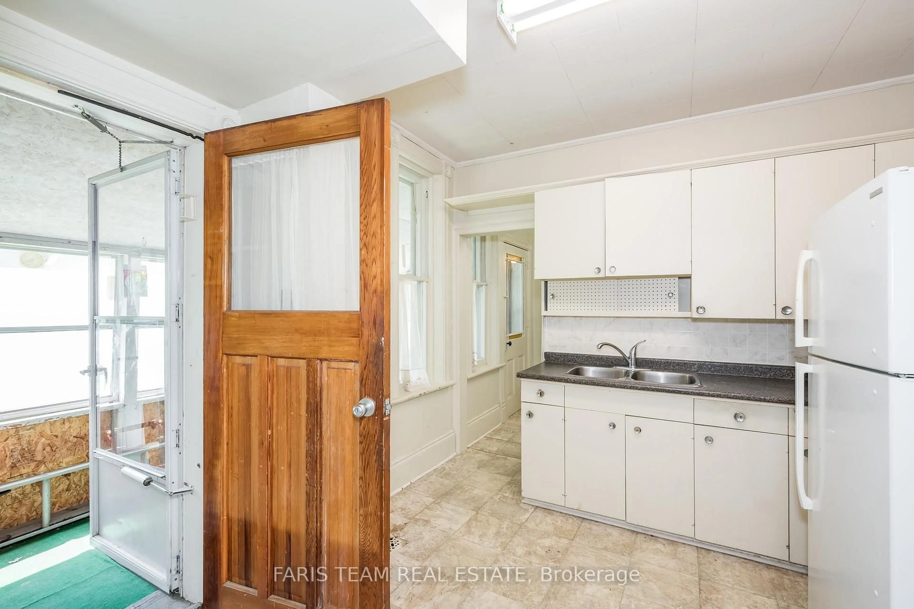 Unknown for 9 Borland St, Orillia Ontario L3V 2B5