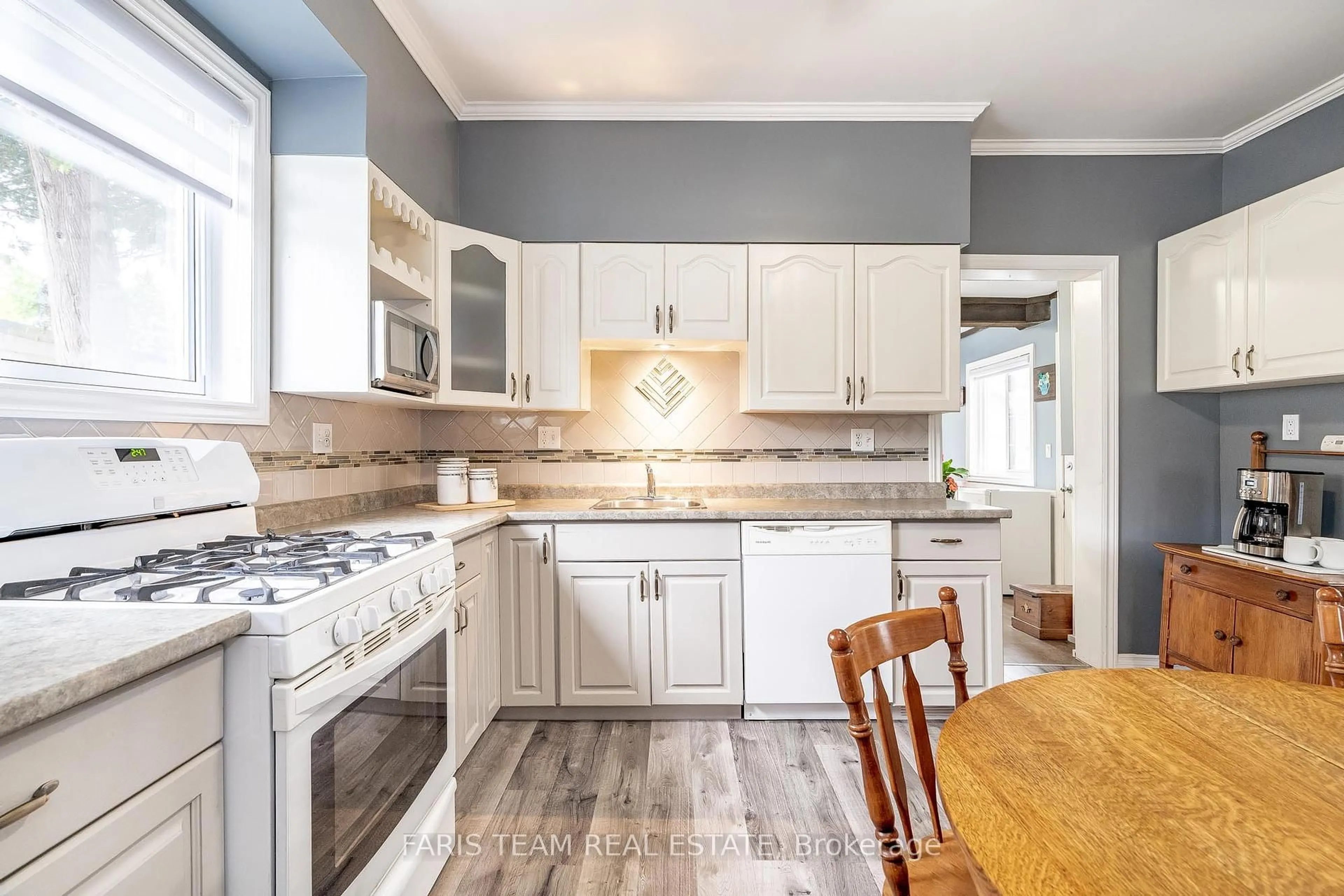 Open concept kitchen, ceramic/tile floor for 196 Fourth St, Midland Ontario L4R 3T4