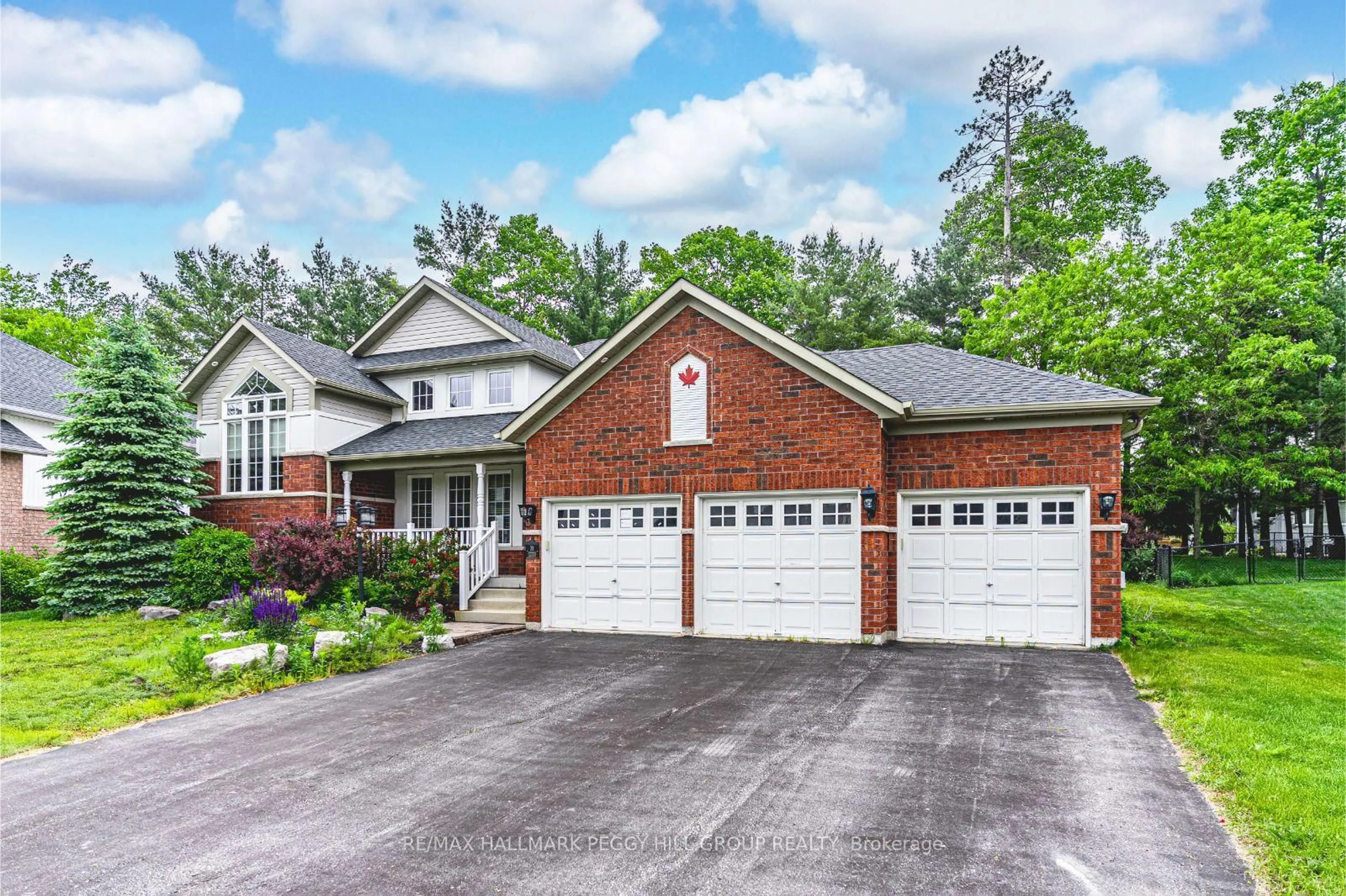 Home with brick exterior material, street for 31 Fawndale Cres, Wasaga Beach Ontario L9Z 2B3
