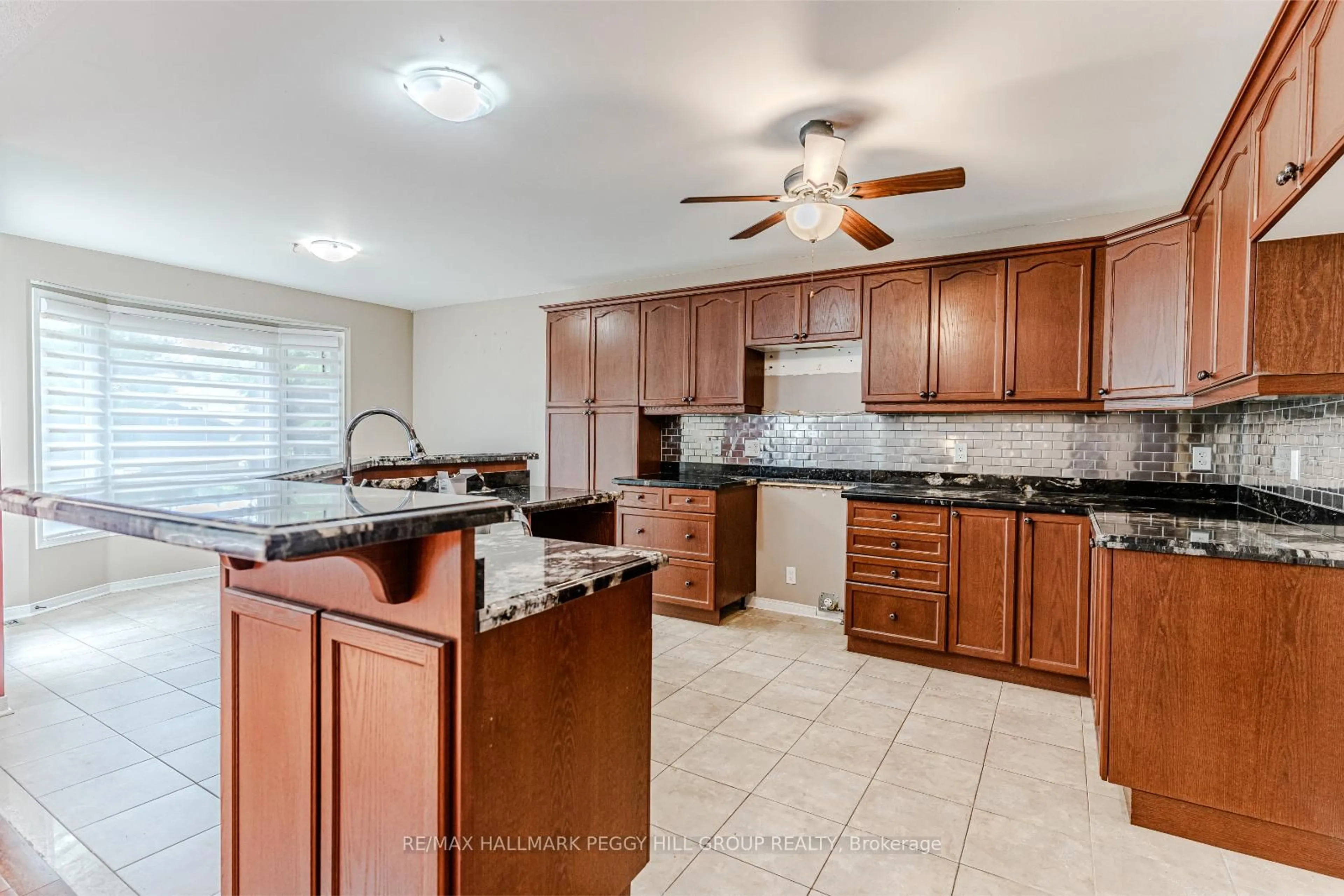 Open concept kitchen, ceramic/tile floor for 31 Fawndale Cres, Wasaga Beach Ontario L9Z 2B3