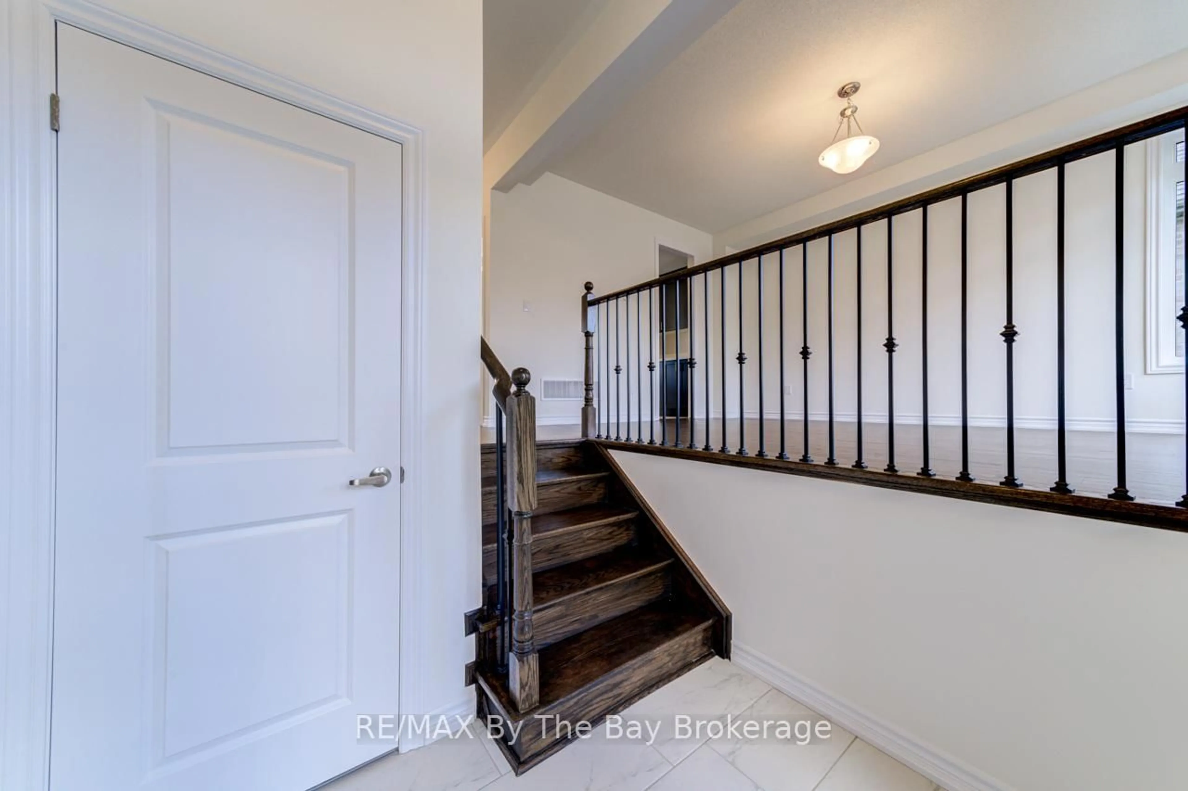 Indoor entryway for 206 Mapleside Dr, Wasaga Beach Ontario L9Z 0L4