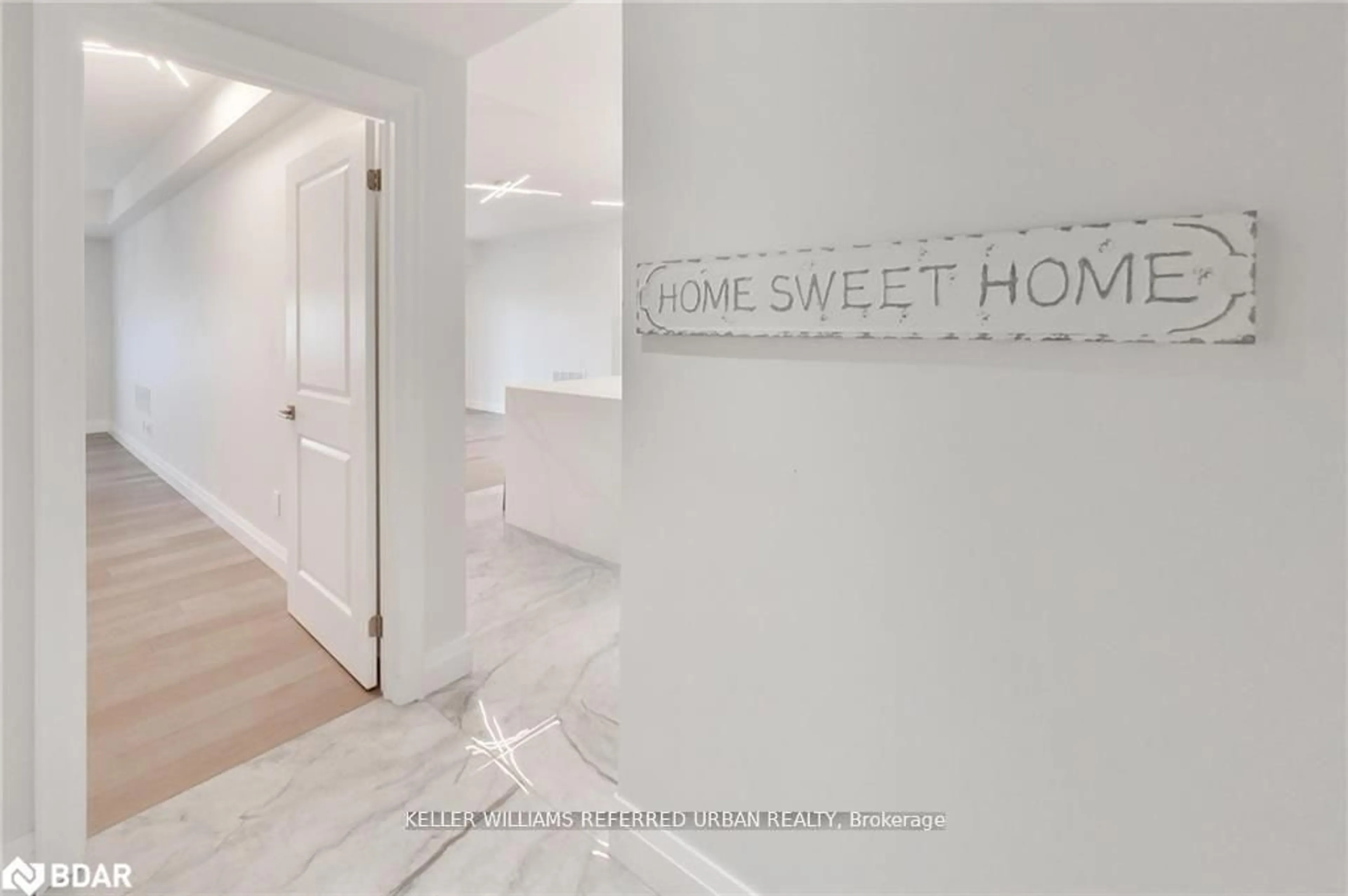 Indoor entryway for 295 Cundles Rd #309, Barrie Ontario L4M 0K8