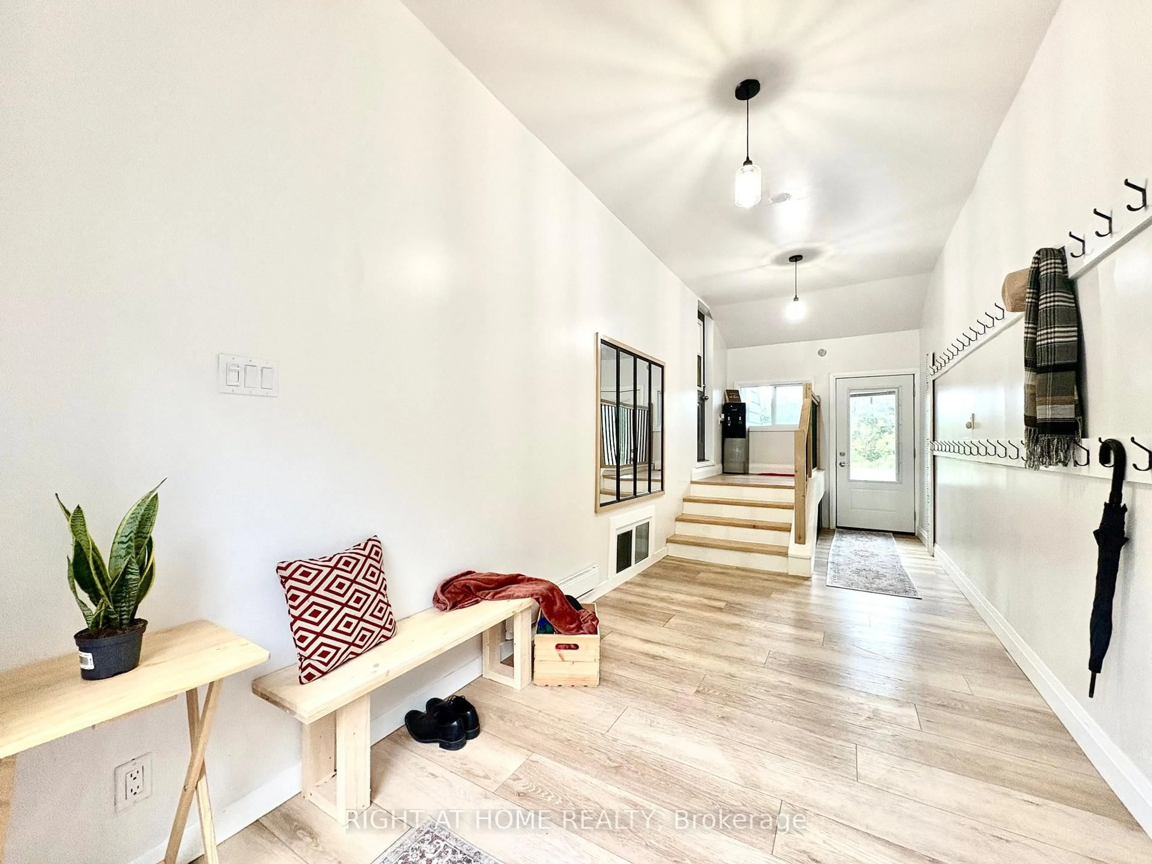 Indoor entryway for 6680 County Rd 93 Highway, Tay Ontario L0K 2E0