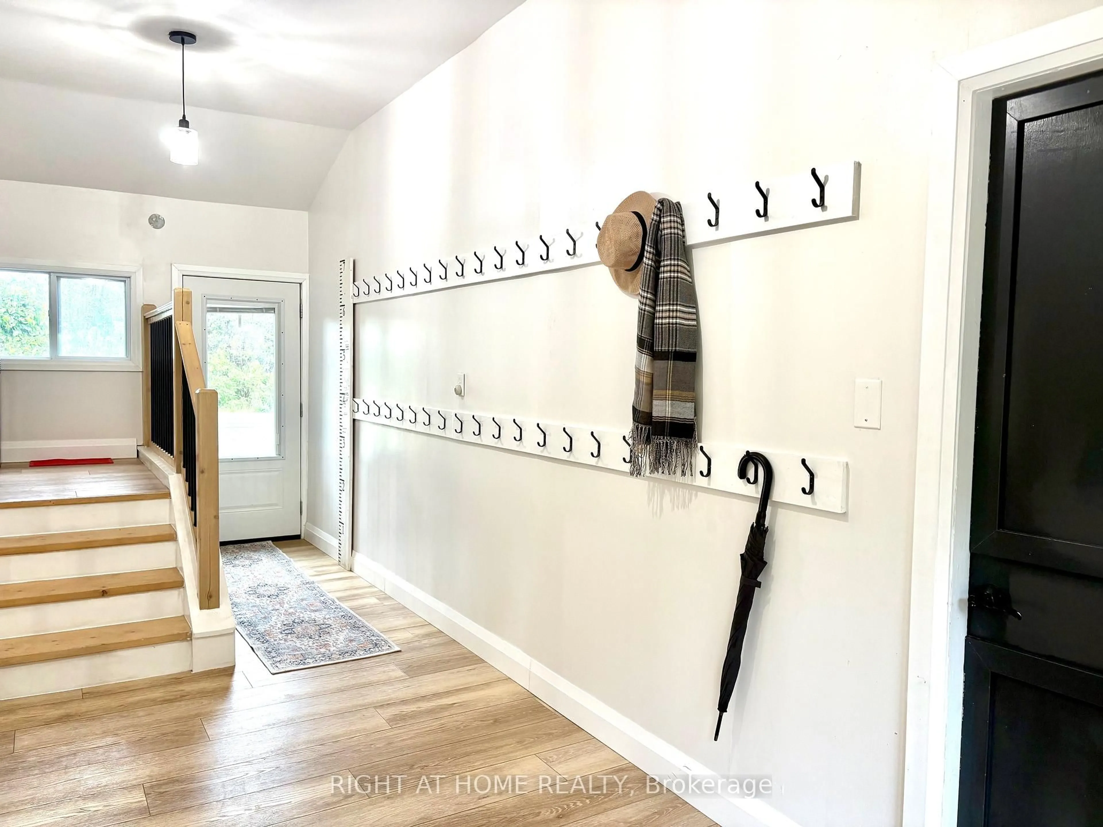 Indoor entryway for 6680 County Rd 93 Highway, Tay Ontario L0K 2E0
