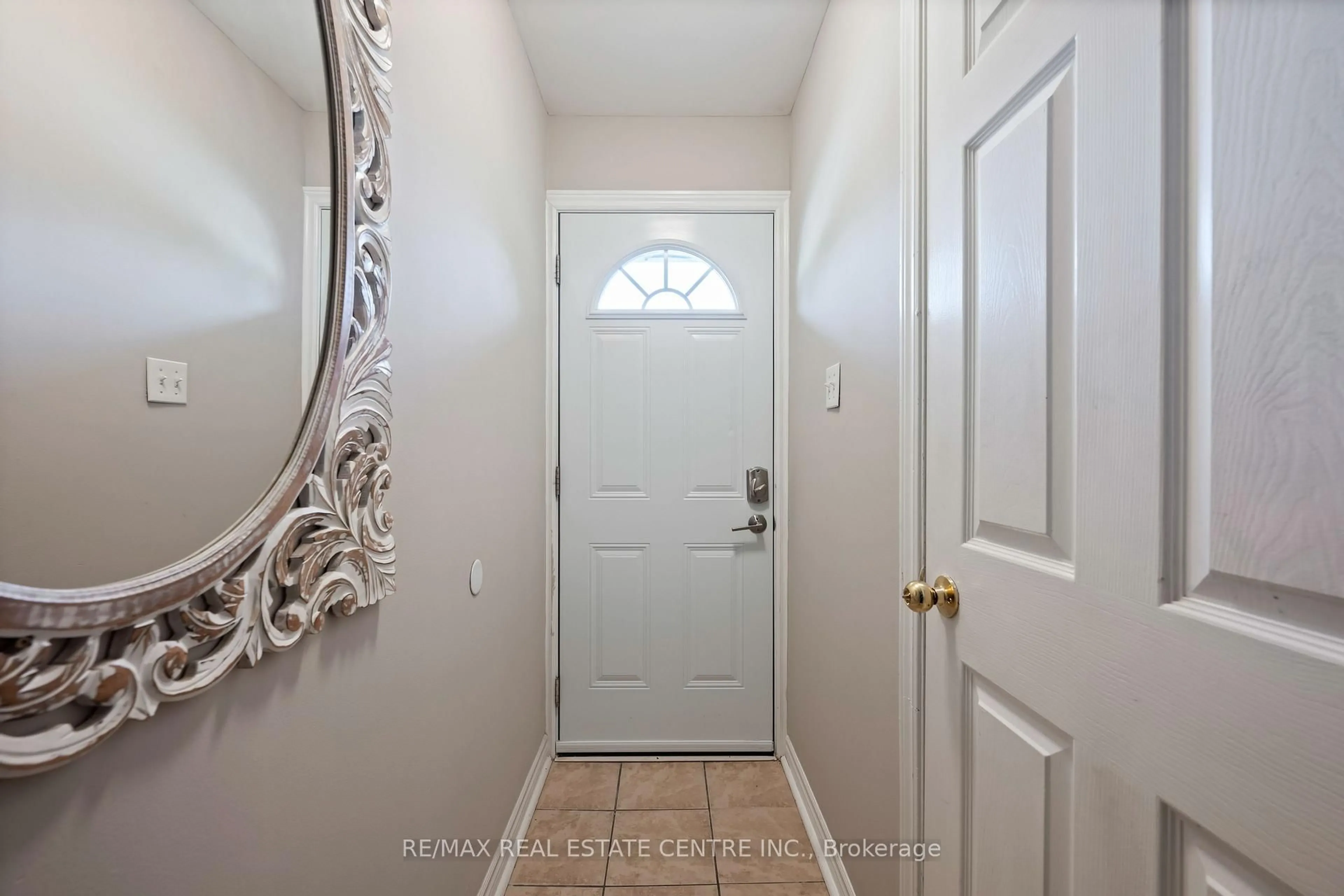 Indoor entryway for 30 Loggers Ru #3, Barrie Ontario L4N 6W2