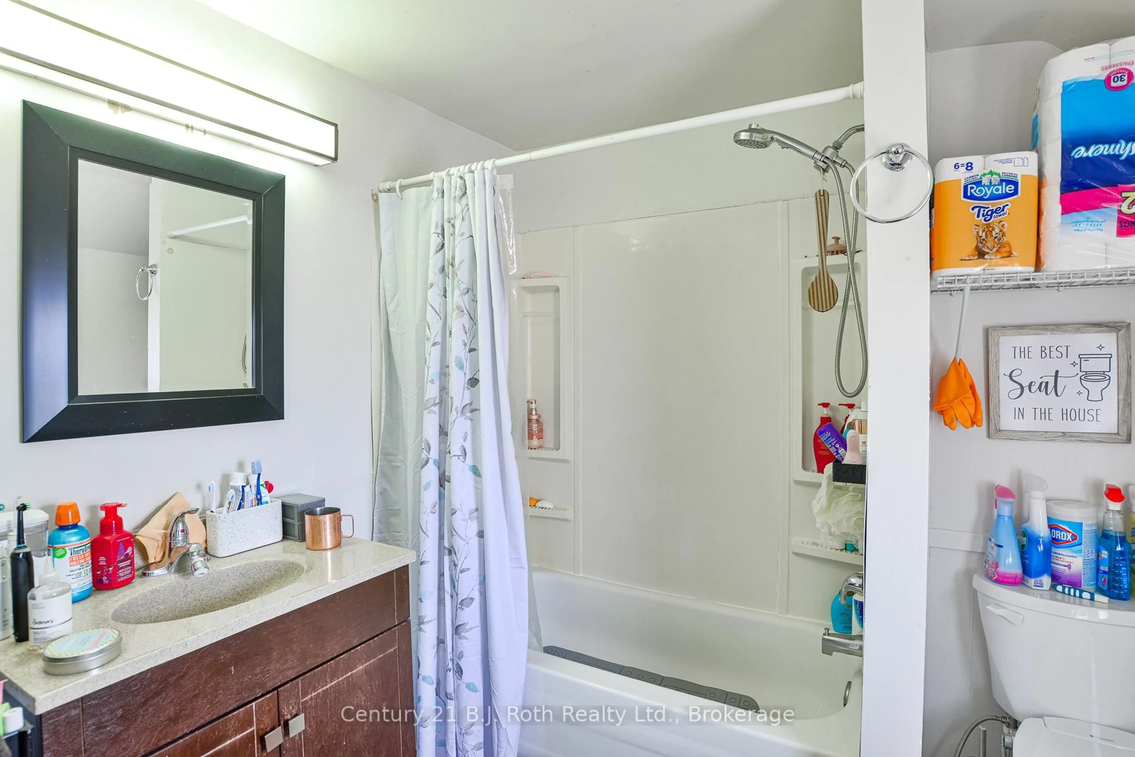 Standard bathroom, ceramic/tile floor for 62 Dunlop St, Orillia Ontario L3V 5P2