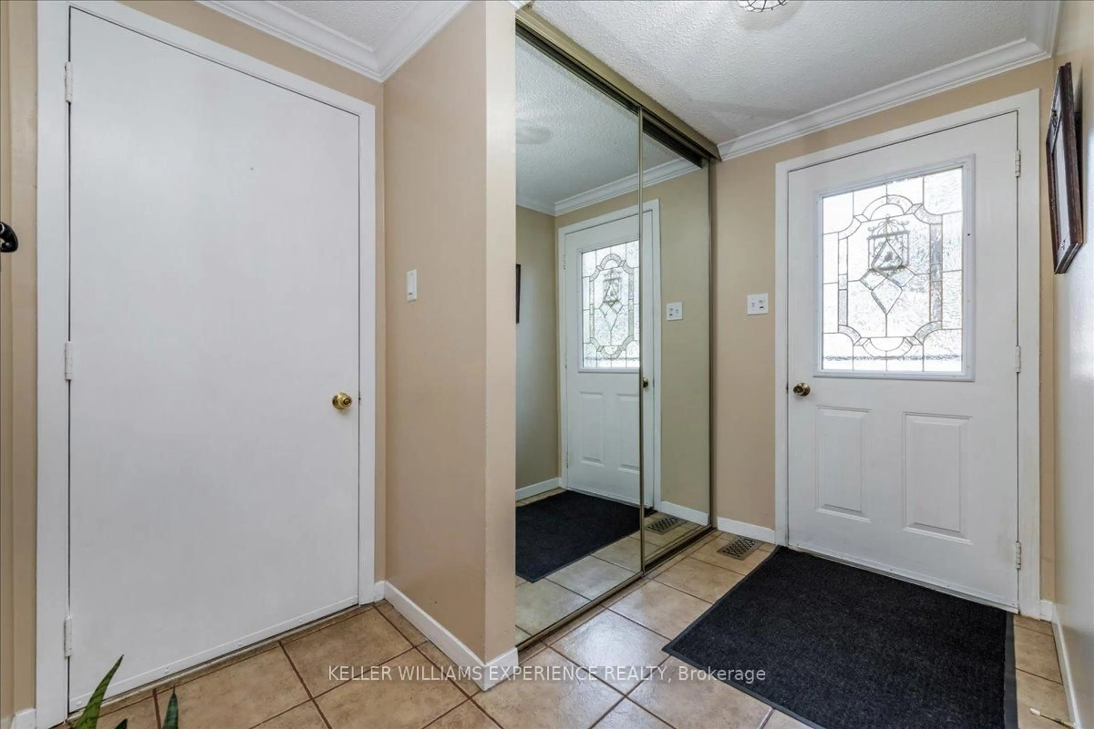 Indoor entryway for 92 Hickling Tr, Barrie Ontario L4M 5T3