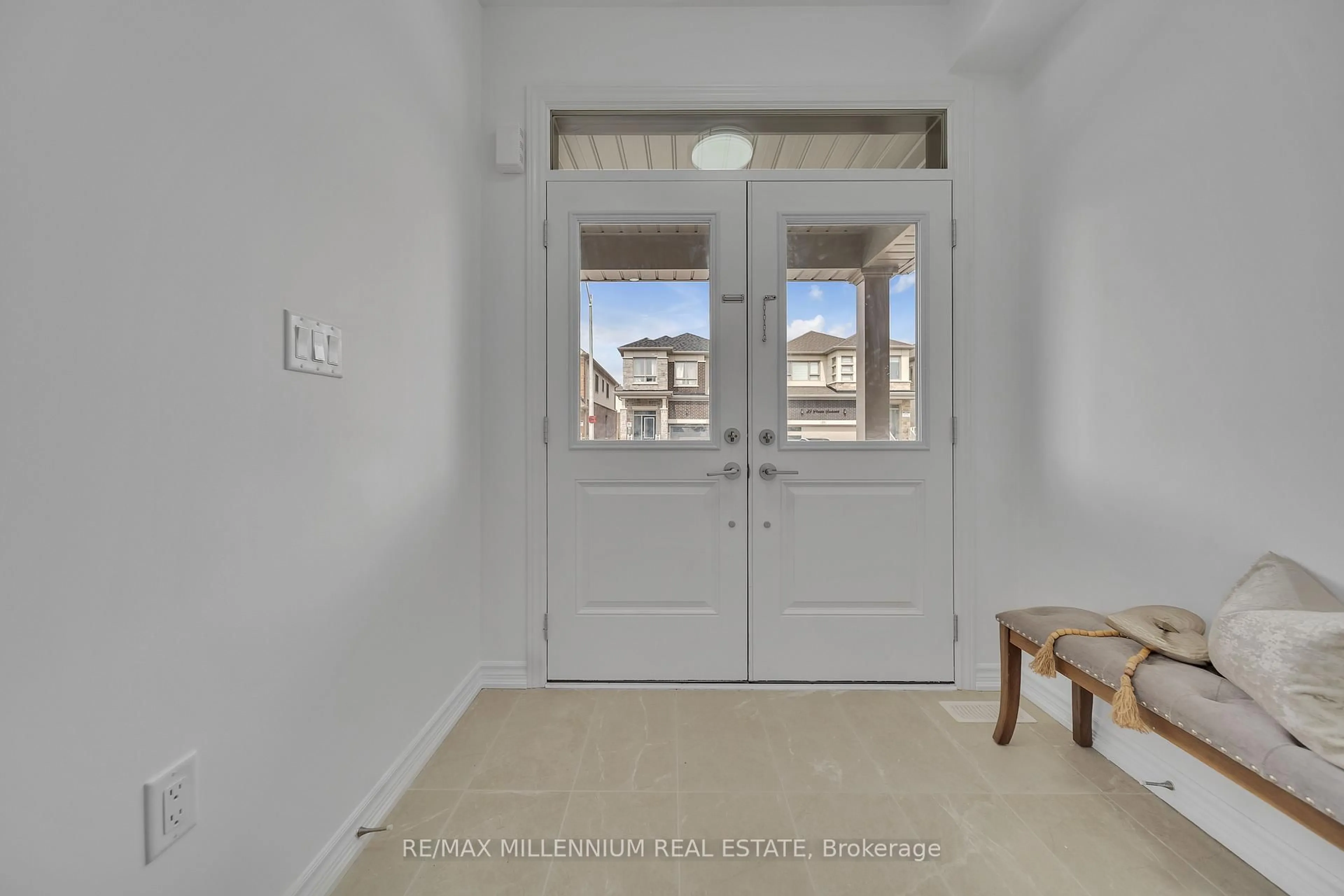 Indoor entryway for 22 Phoenix Blvd, Barrie Ontario L9J 0P7