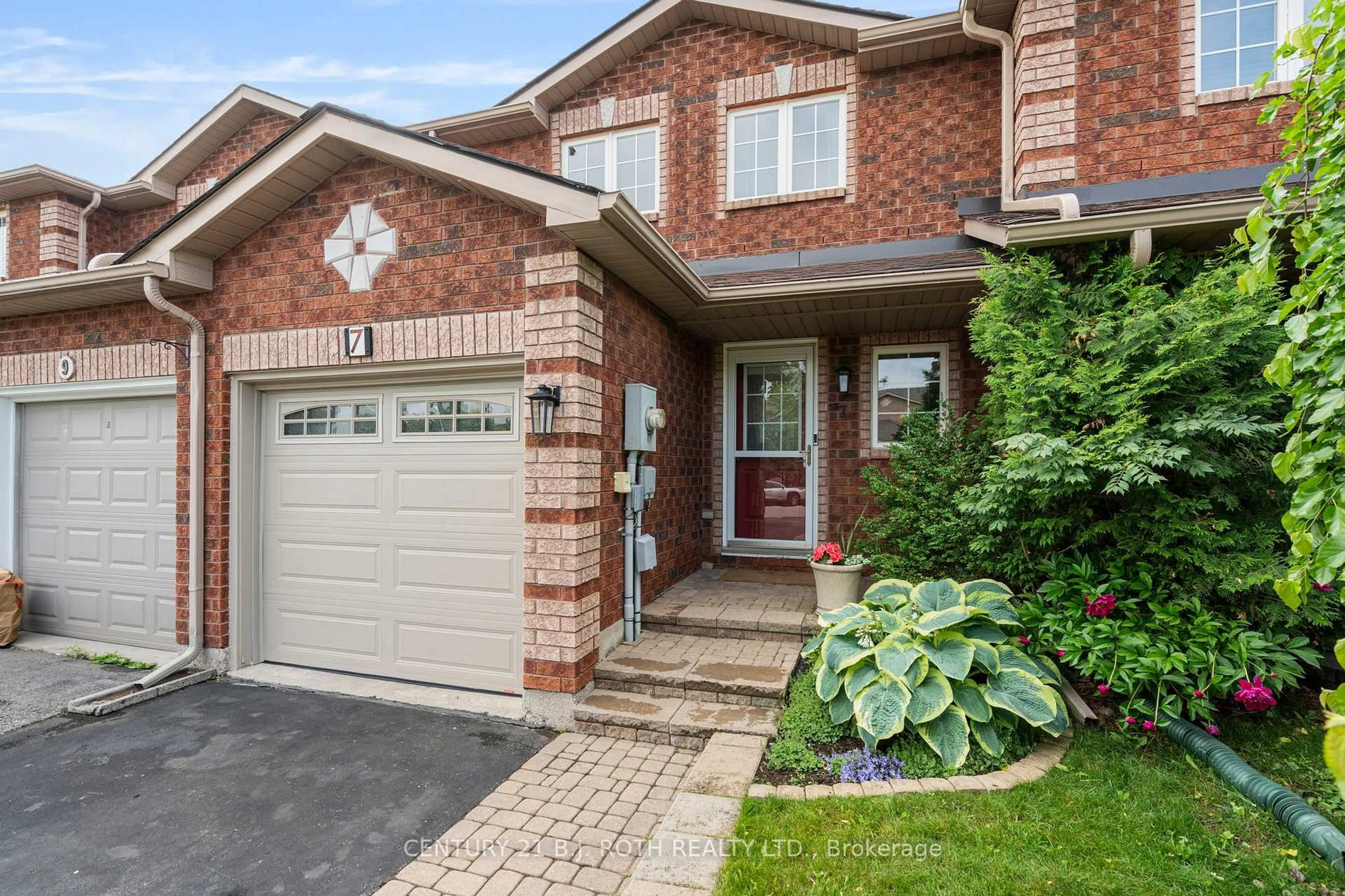Home with brick exterior material, street for 7 Lion's Gate Blvd, Barrie Ontario L4M 7E3