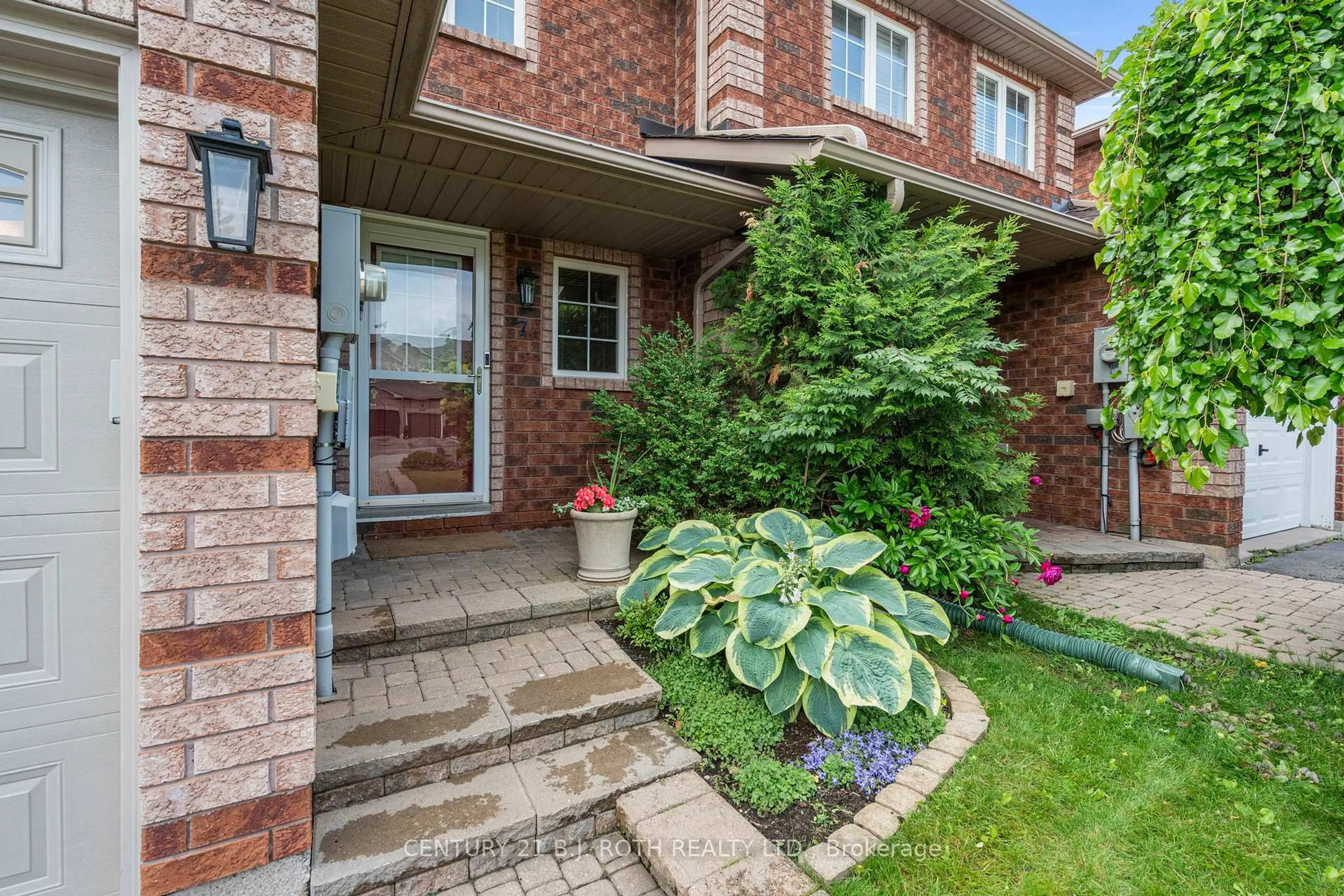 Home with brick exterior material, street for 7 Lion's Gate Blvd, Barrie Ontario L4M 7E3