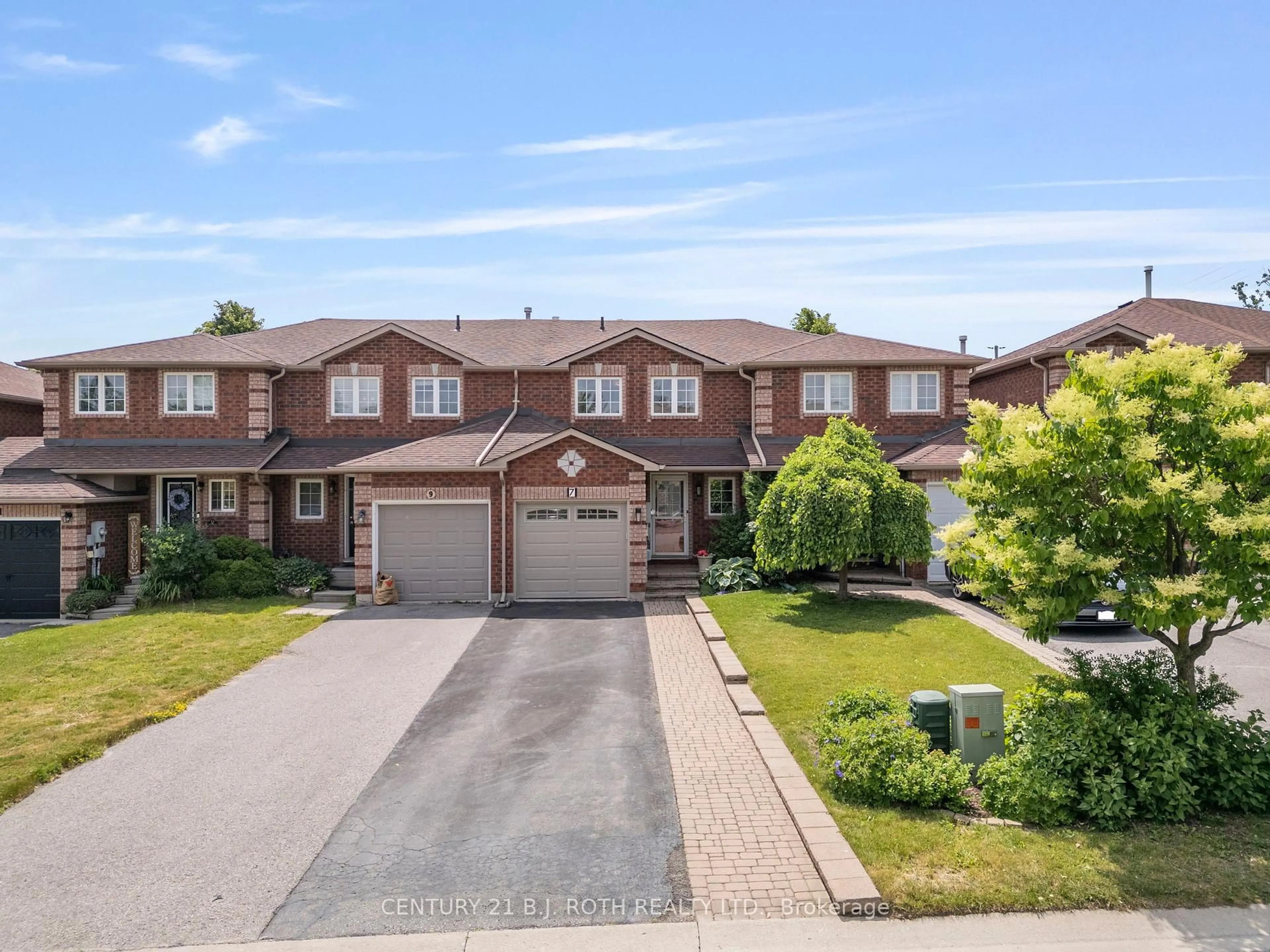 A pic from outside/outdoor area/front of a property/back of a property/a pic from drone, street for 7 Lion's Gate Blvd, Barrie Ontario L4M 7E3