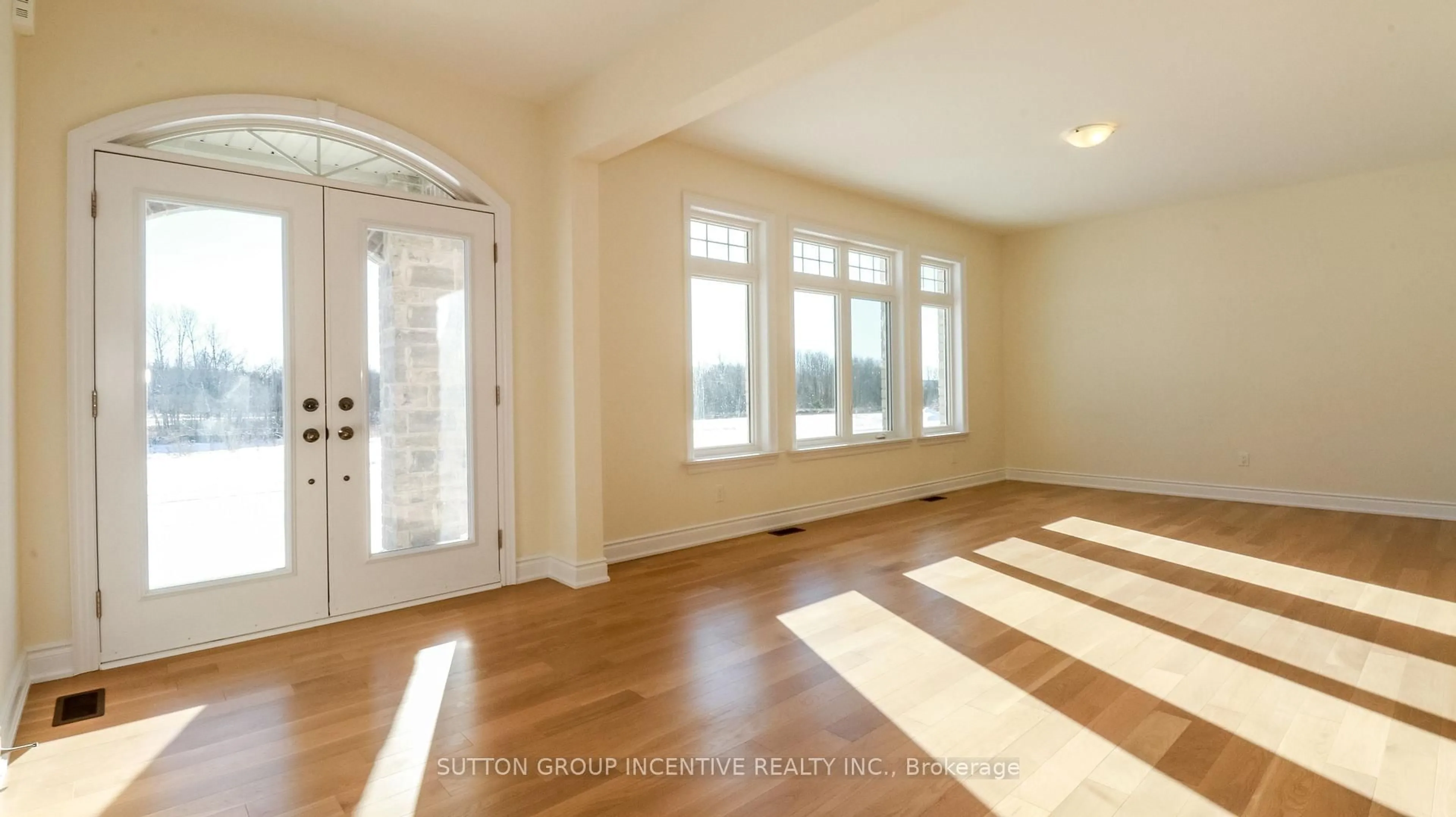 Indoor entryway for 28 Cottonwood St, Springwater Ontario L9X 2E5