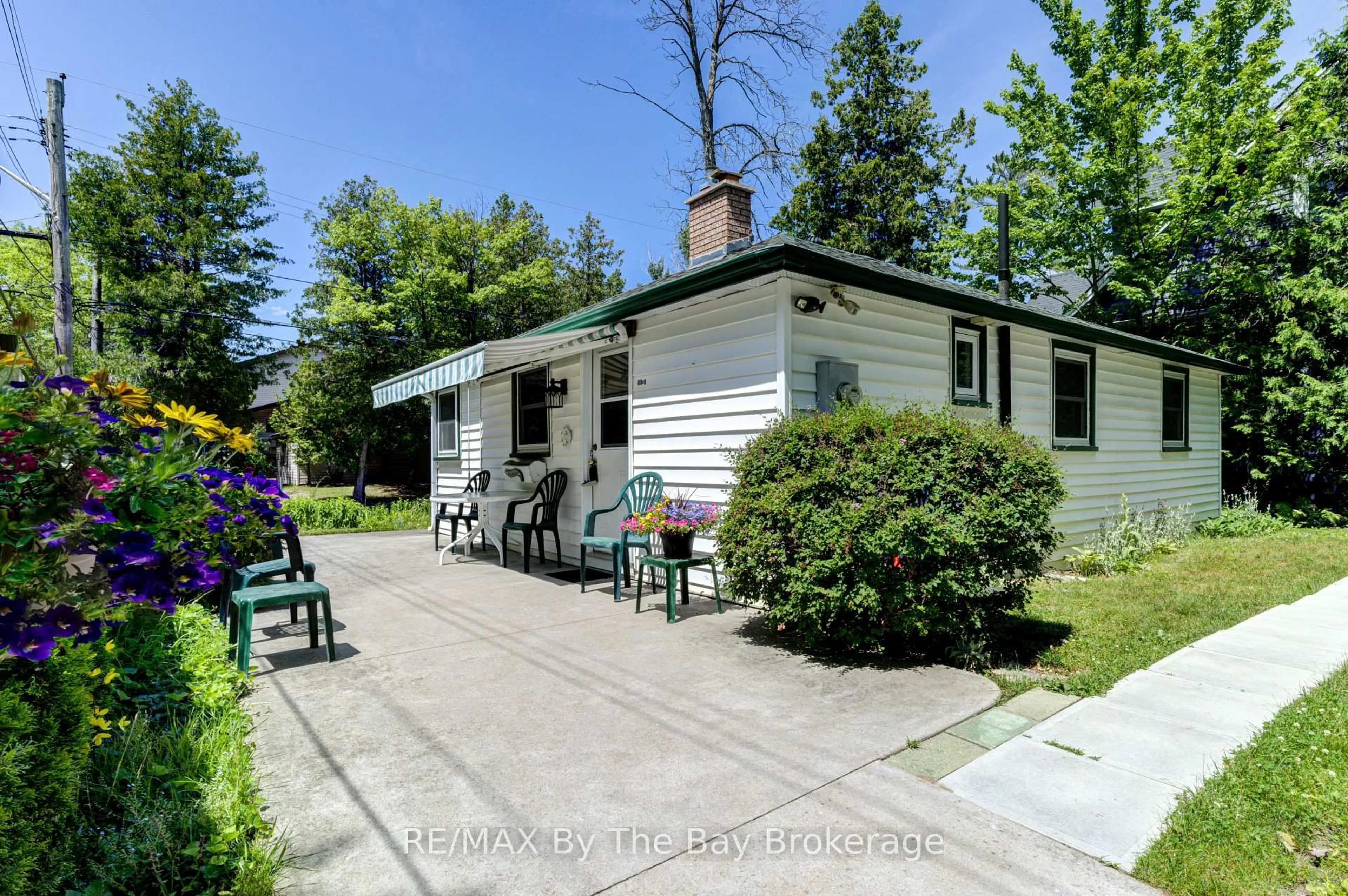 Patio, street for 1105 Shore Lane, Wasaga Beach Ontario L9Z 1Z8
