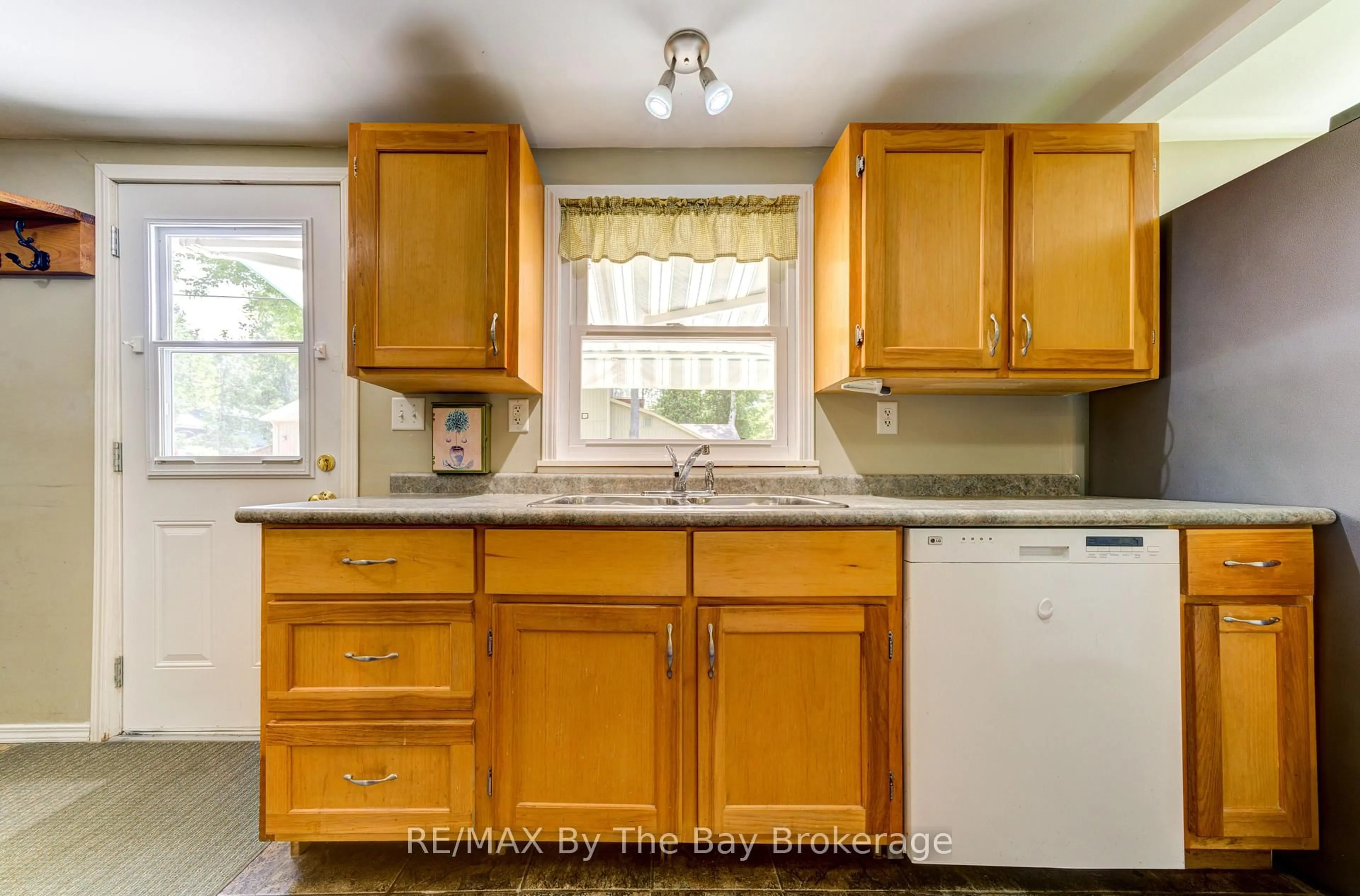 Standard kitchen, unknown for 1105 Shore Lane, Wasaga Beach Ontario L9Z 1Z8