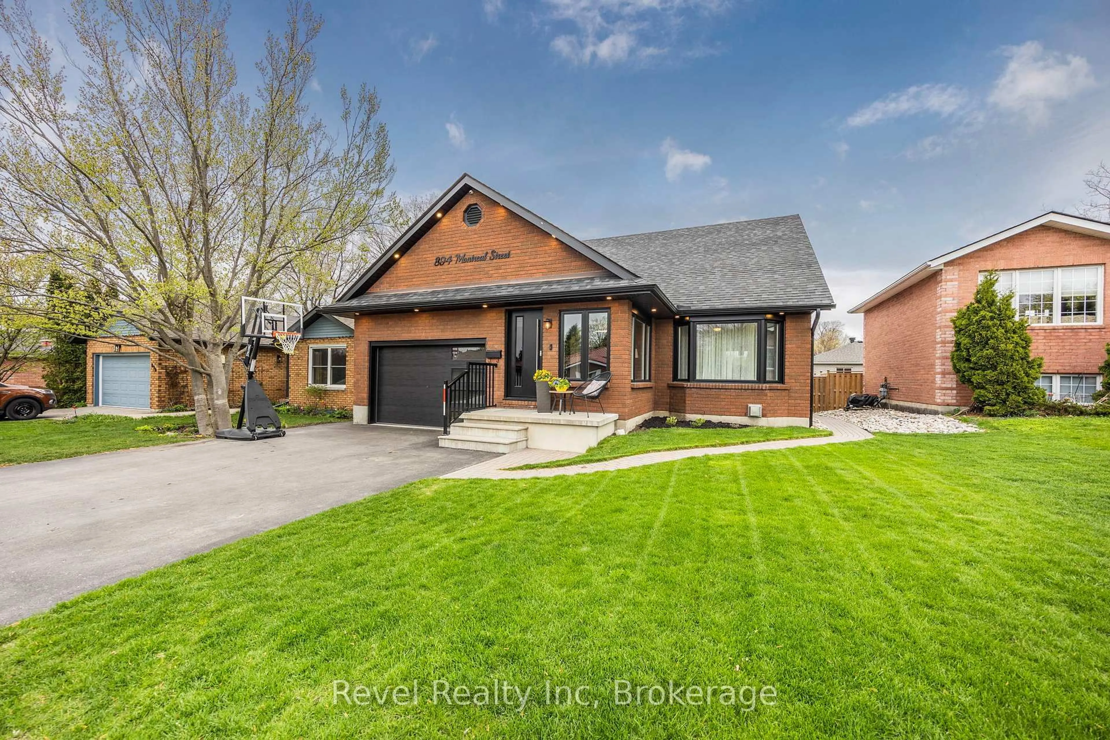 Home with brick exterior material, street for 894 MONTREAL St, Midland Ontario L4R 5A7