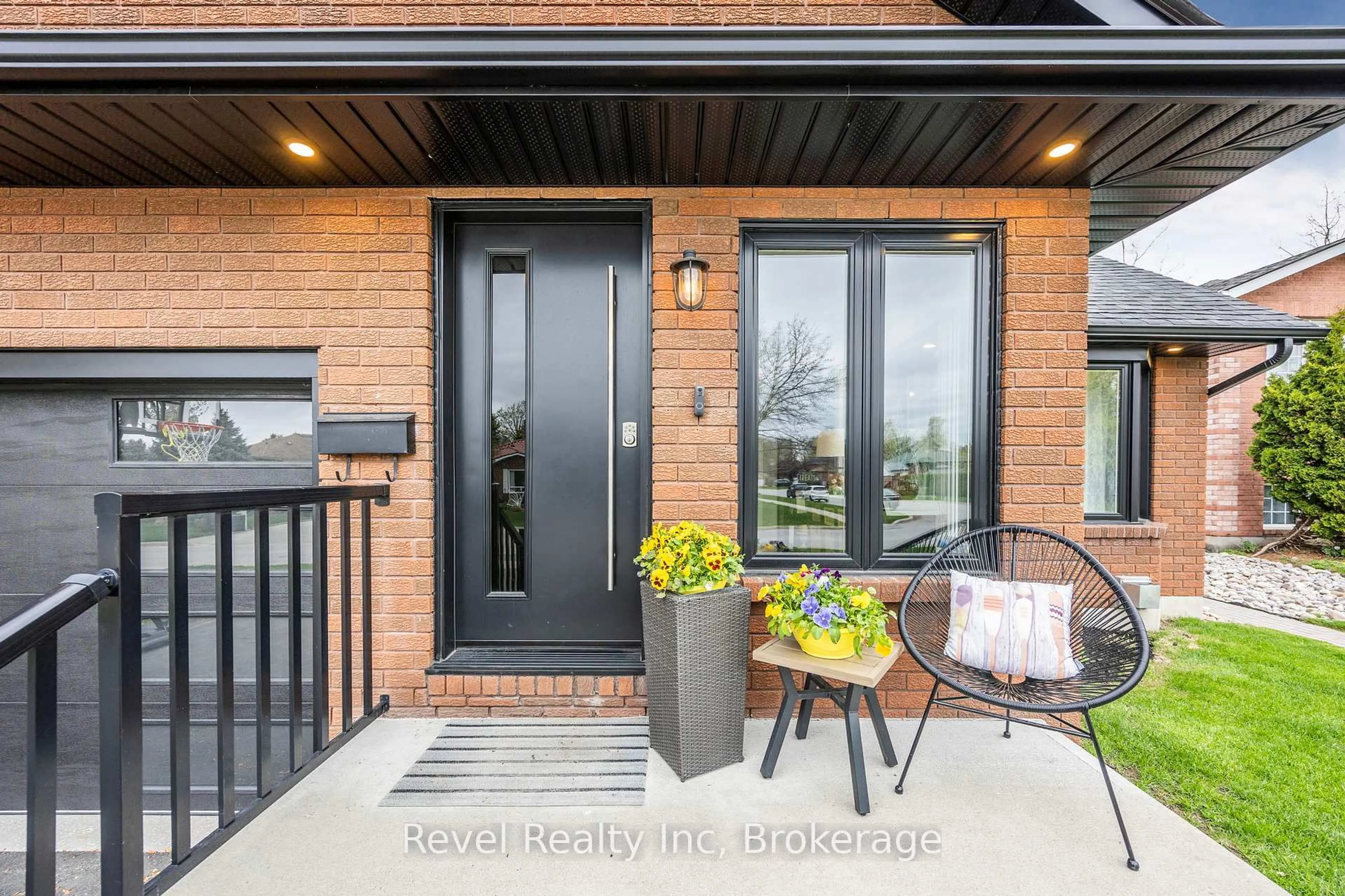 Home with brick exterior material, street for 894 MONTREAL St, Midland Ontario L4R 5A7