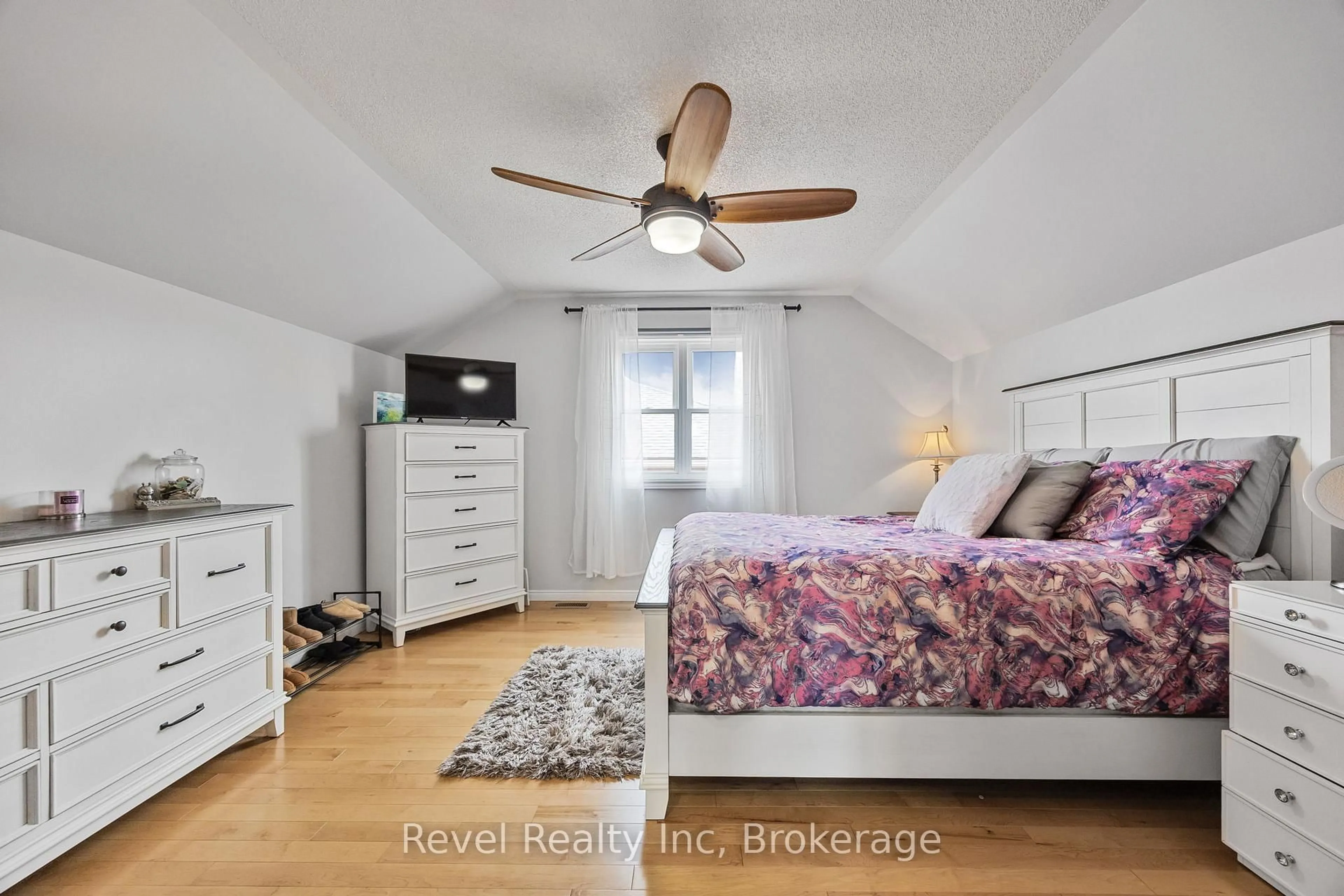 Bedroom with bed, unknown for 894 MONTREAL St, Midland Ontario L4R 5A7
