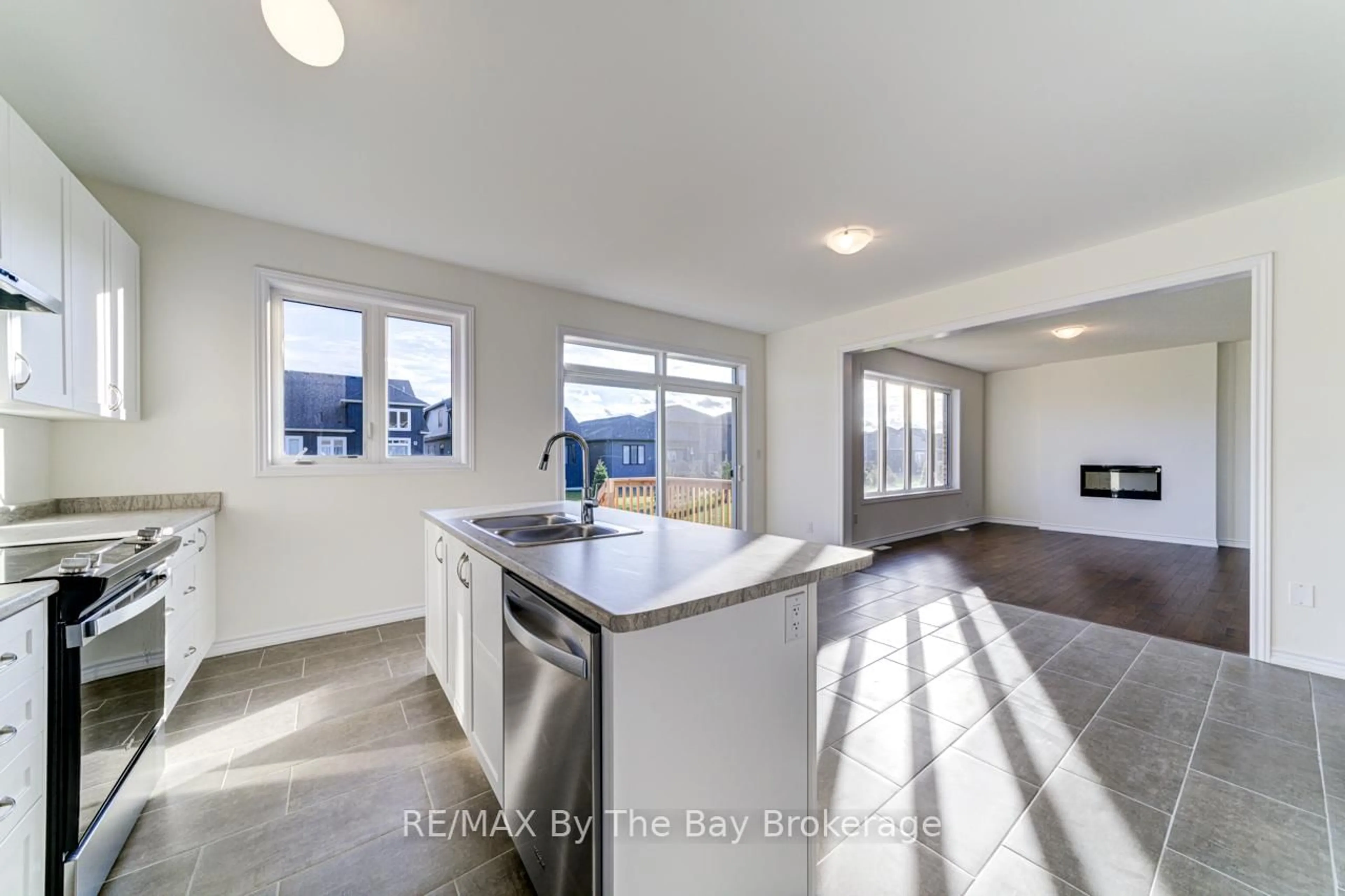 Open concept kitchen, unknown for 162 Mapleside Dr, Wasaga Beach Ontario L9Z 0L4