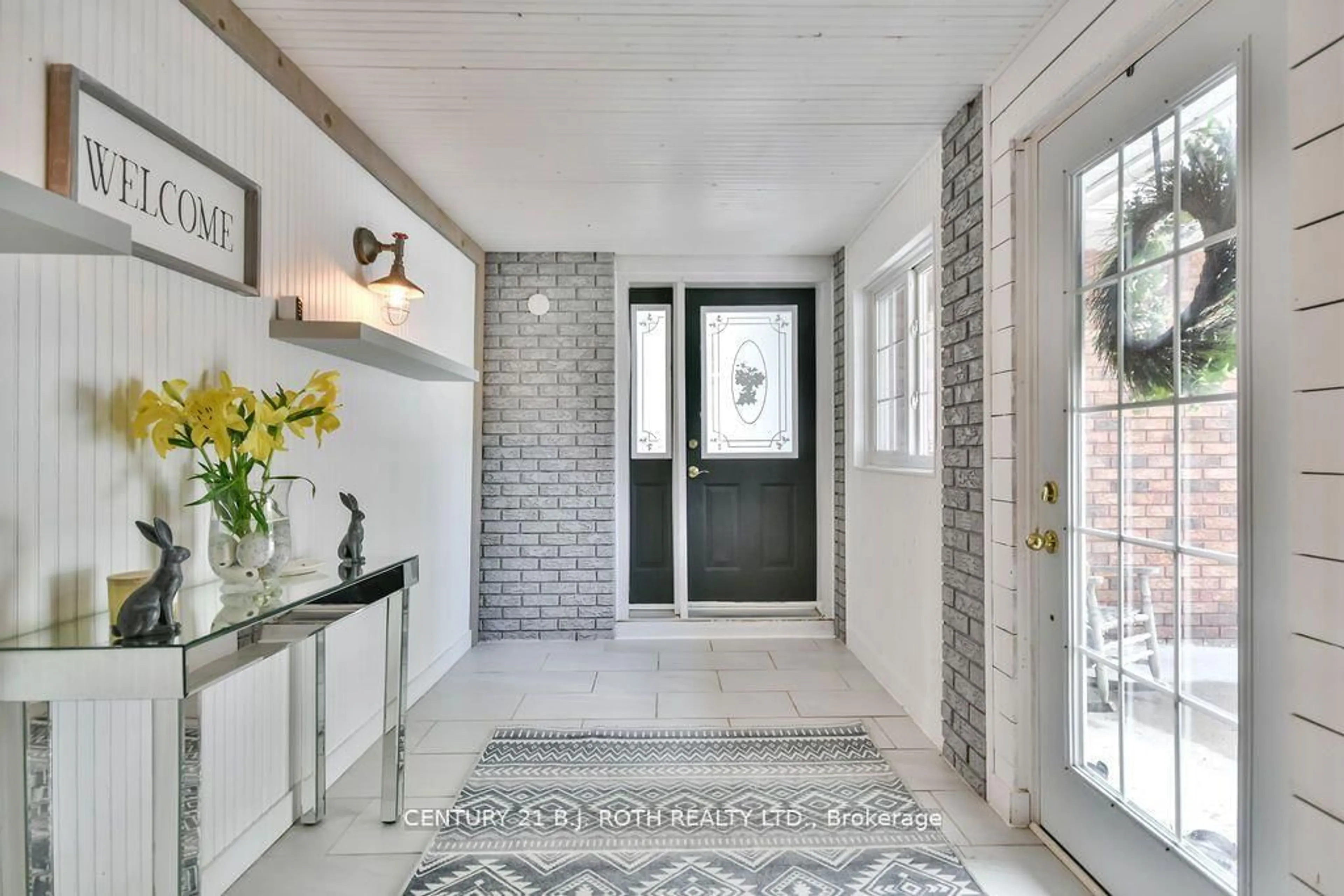 Indoor entryway for 21 Luella Blvd, Springwater Ontario L9X 0X1