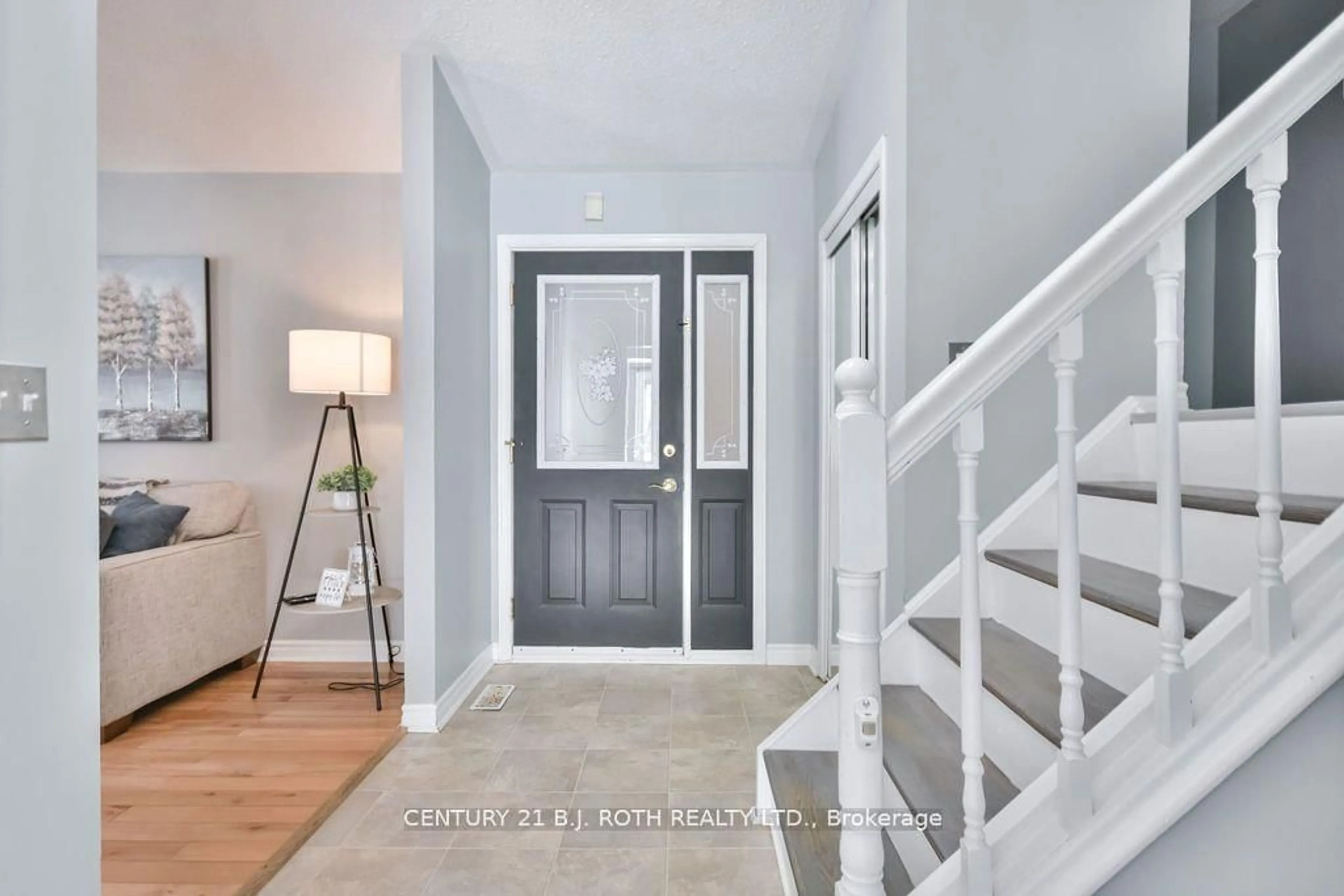 Indoor entryway for 21 Luella Blvd, Springwater Ontario L9X 0X1
