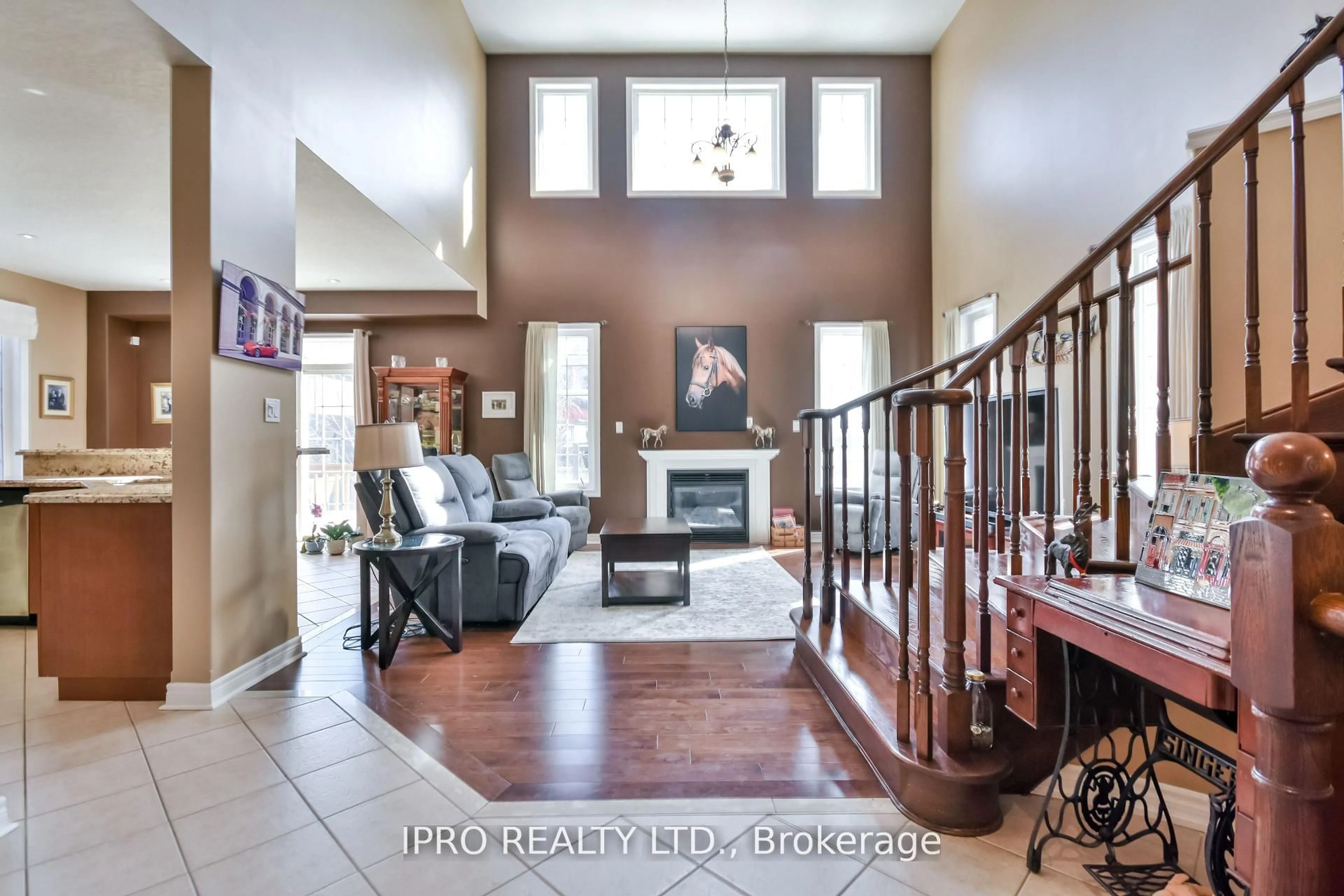 Indoor foyer for 79 Sovereign's Gate, Barrie Ontario L4N 0Y9