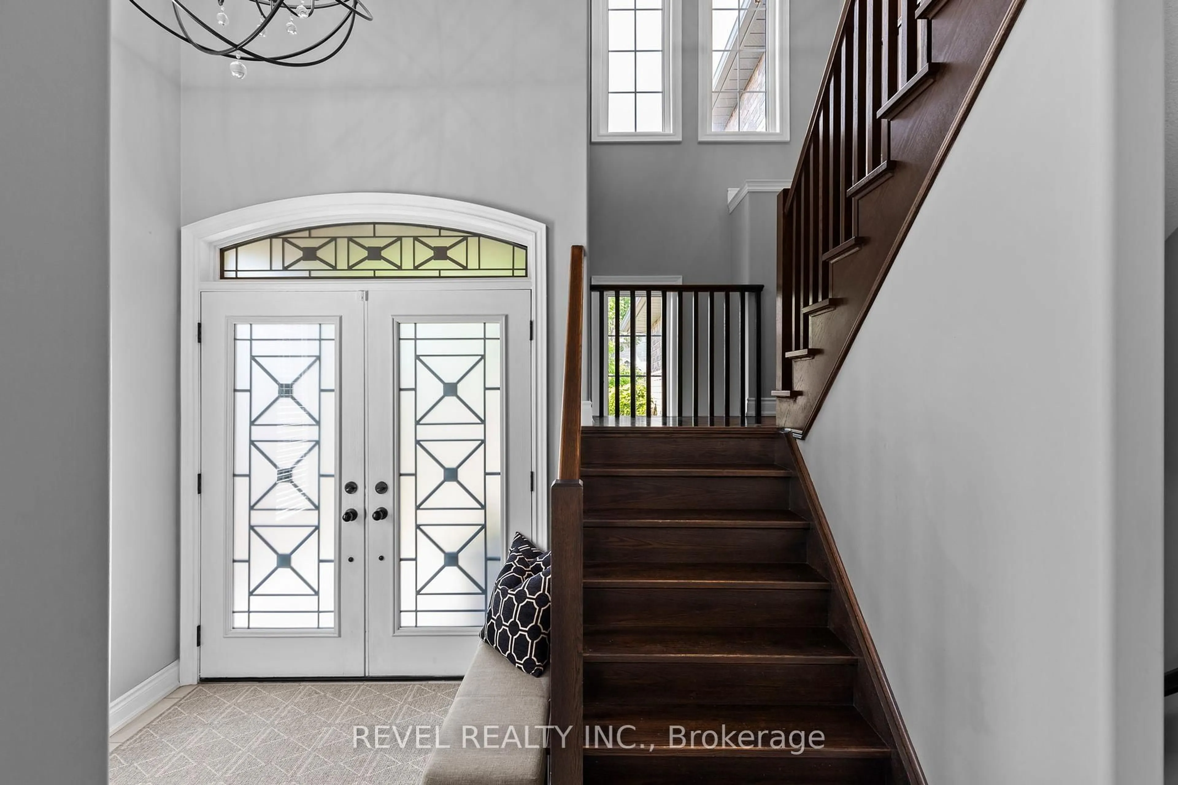 Indoor entryway for 120 Jewel House Lane, Barrie Ontario L4N 6E1
