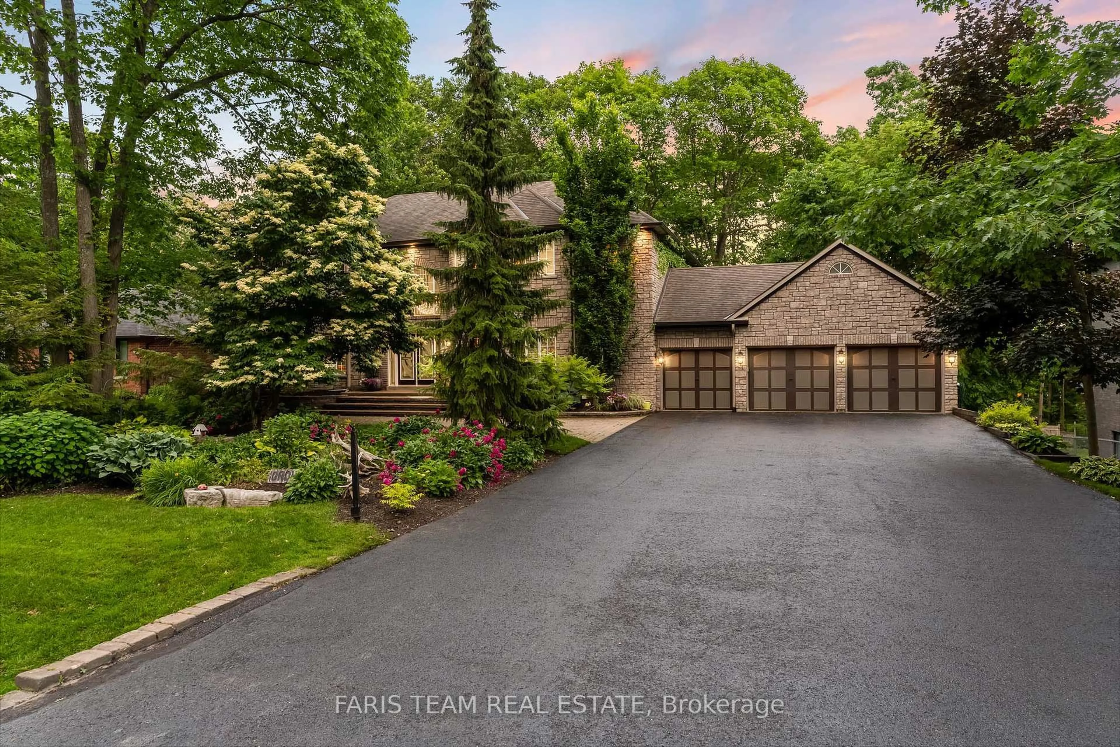 A pic from outside/outdoor area/front of a property/back of a property/a pic from drone, street for 64 Alana Dr, Springwater Ontario L9X 0S1