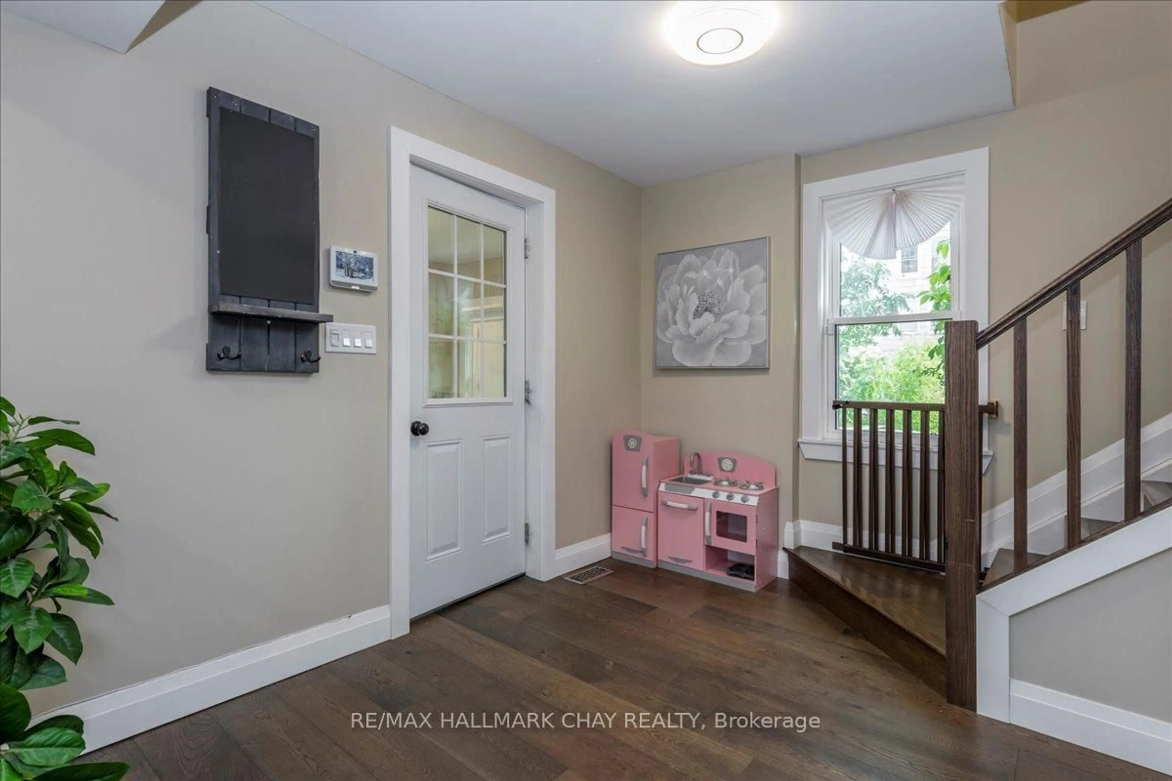 Indoor entryway for 3366 Muskoka St, Severn Ontario L0K 2B0