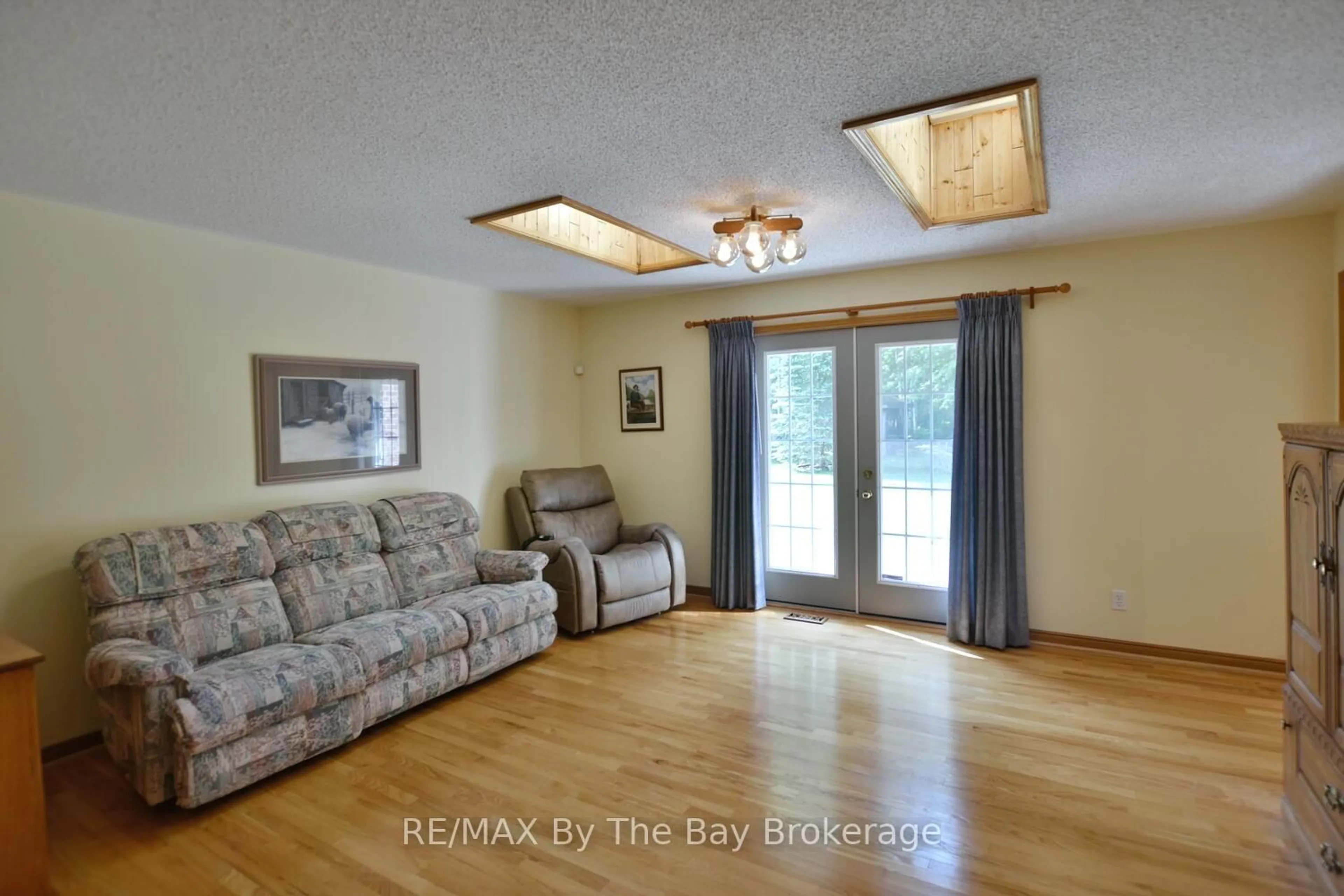 Living room with furniture, wood/laminate floor for 291 Wildwood Dr, Wasaga Beach Ontario L9Z 1R6