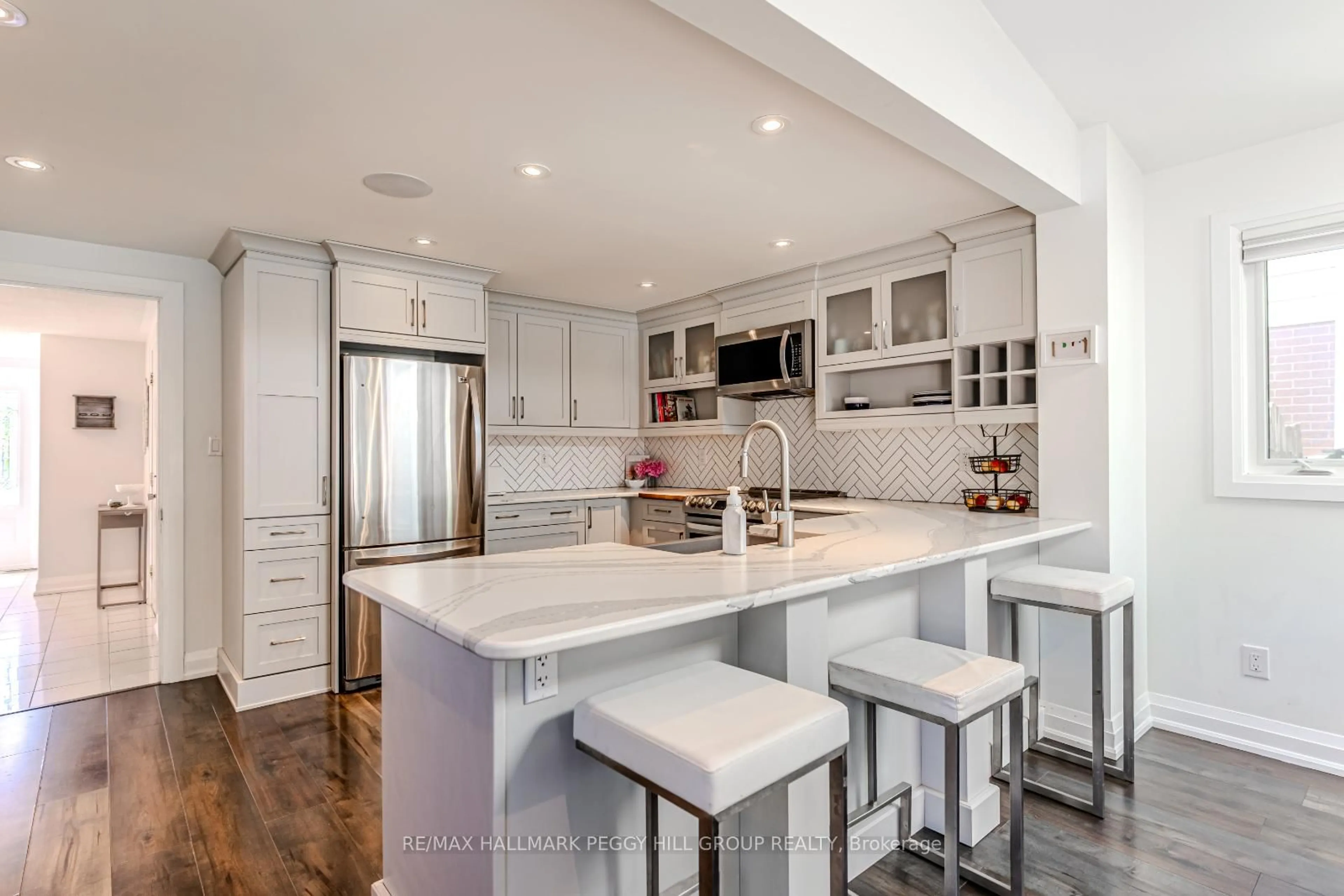 Open concept kitchen, unknown for 10 Jill's Crt, Barrie Ontario L4M 4L7