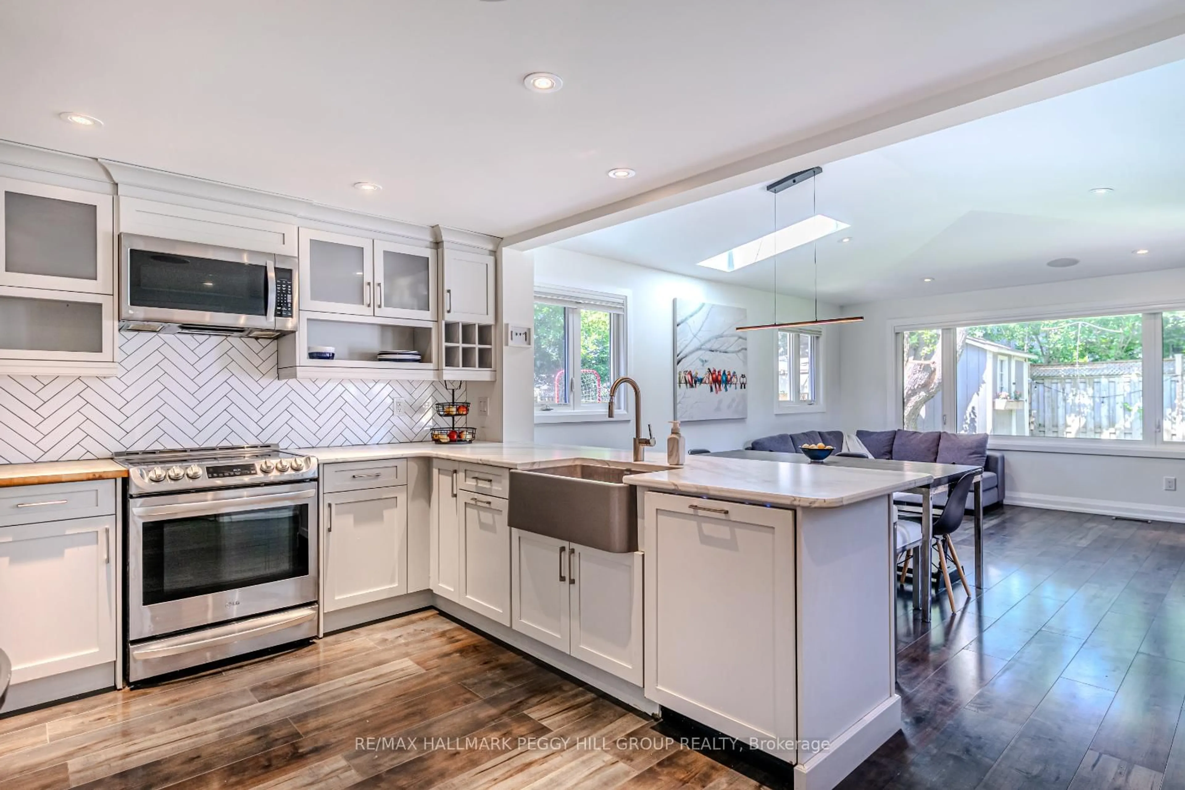 Open concept kitchen, ceramic/tile floor for 10 Jill's Crt, Barrie Ontario L4M 4L7