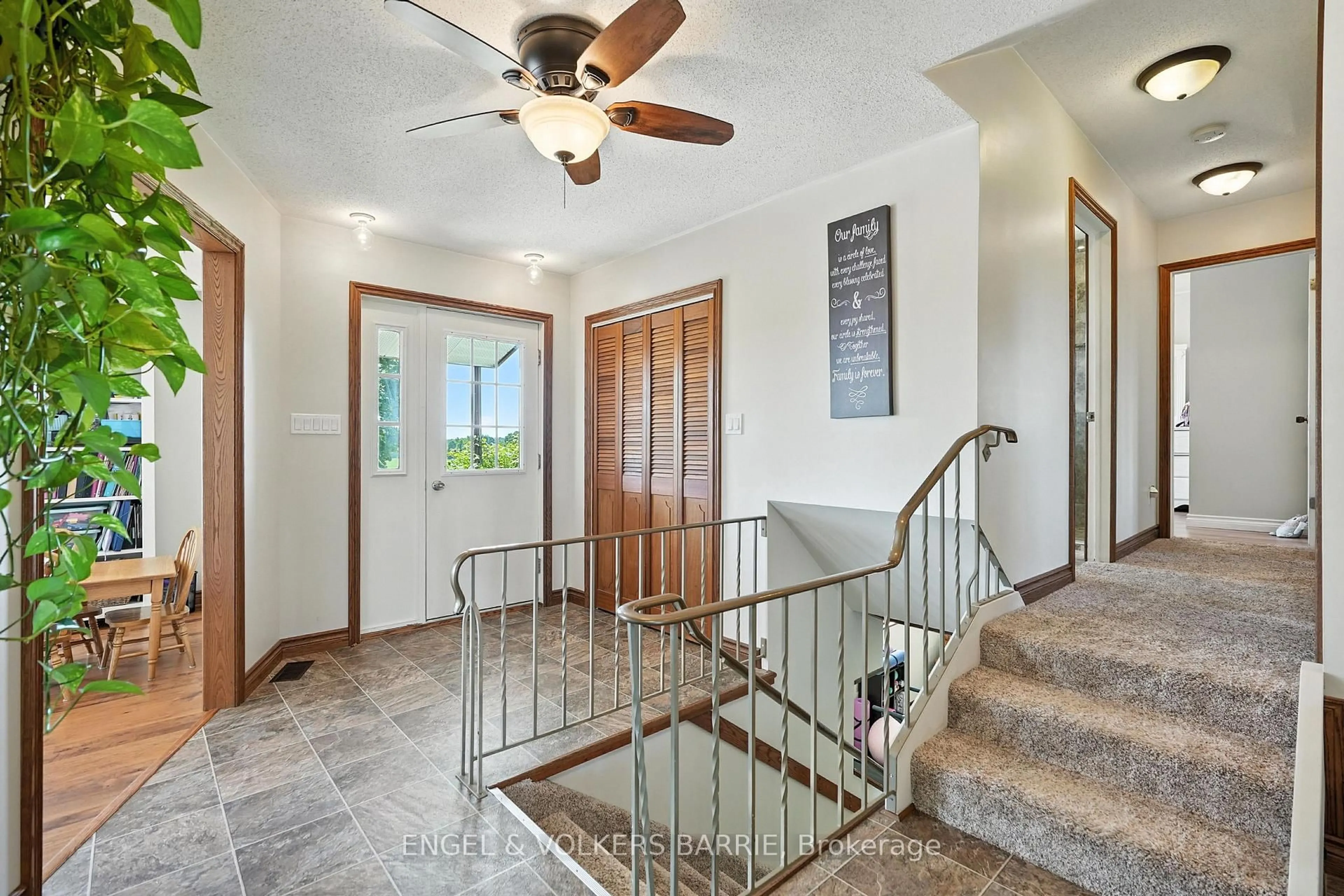 Indoor entryway for 558 1 Line, Oro-Medonte Ontario L0L 2L0