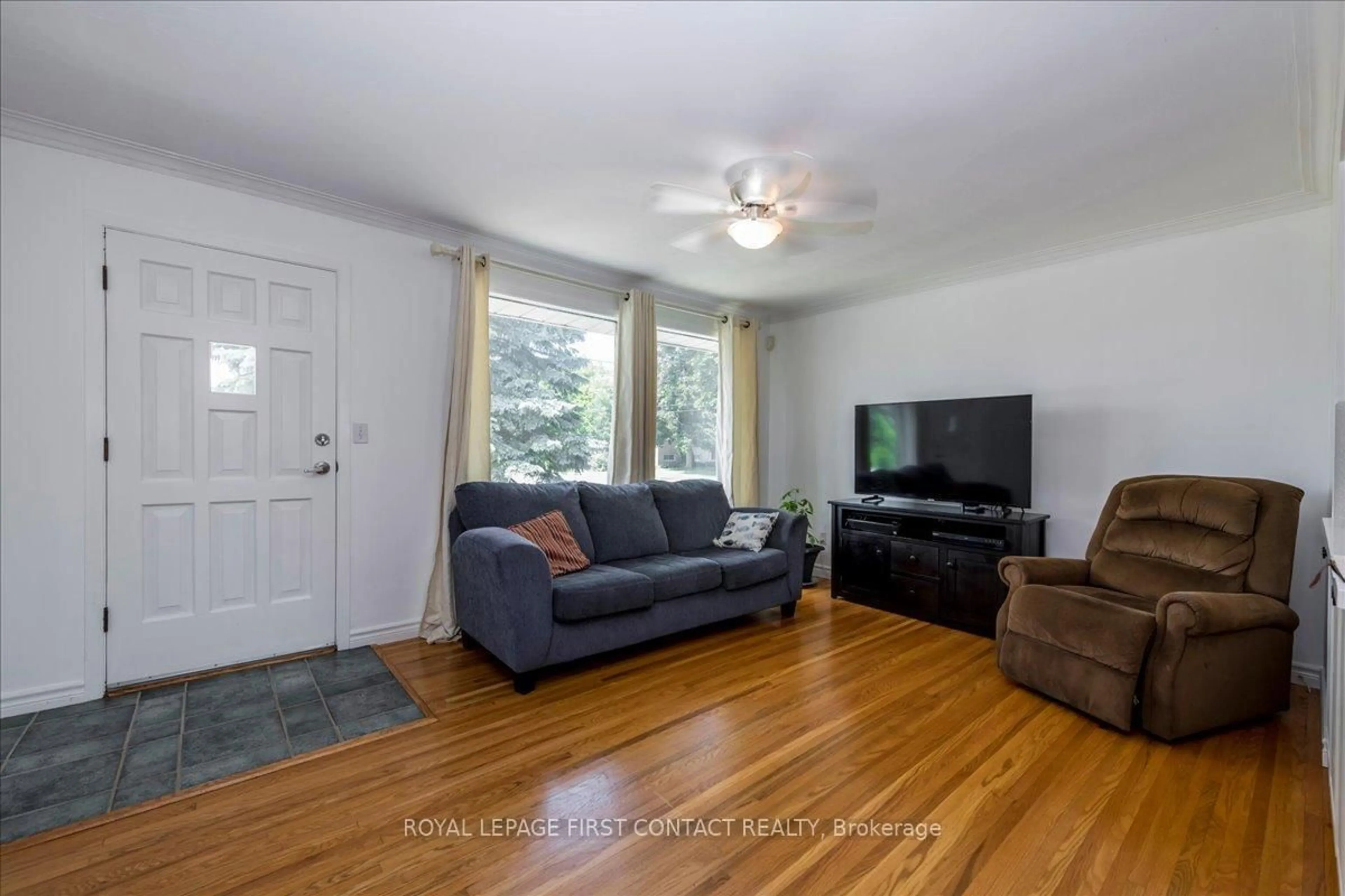 Living room with furniture, wood/laminate floor for 591 Oak St, Collingwood Ontario L9Y 2Z2