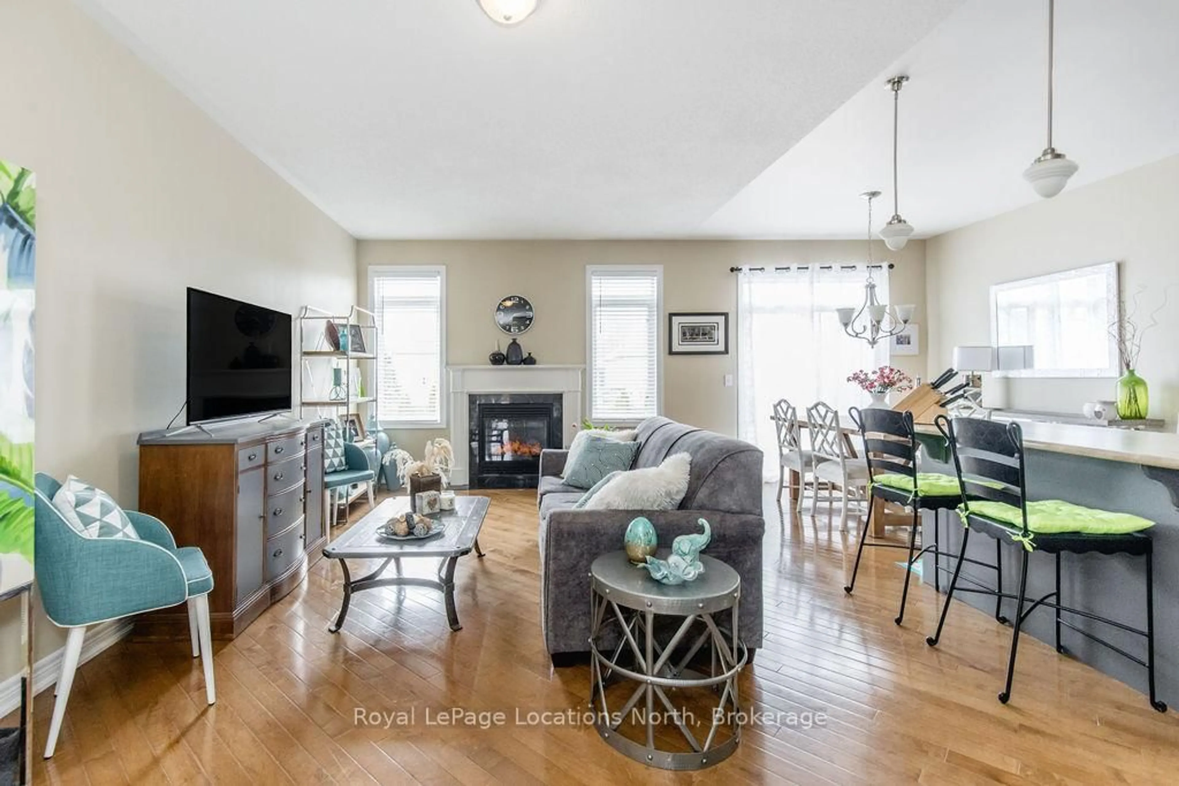 Living room with furniture, unknown for 4 Broadpoint St, Wasaga Beach Ontario L9Z 3B8