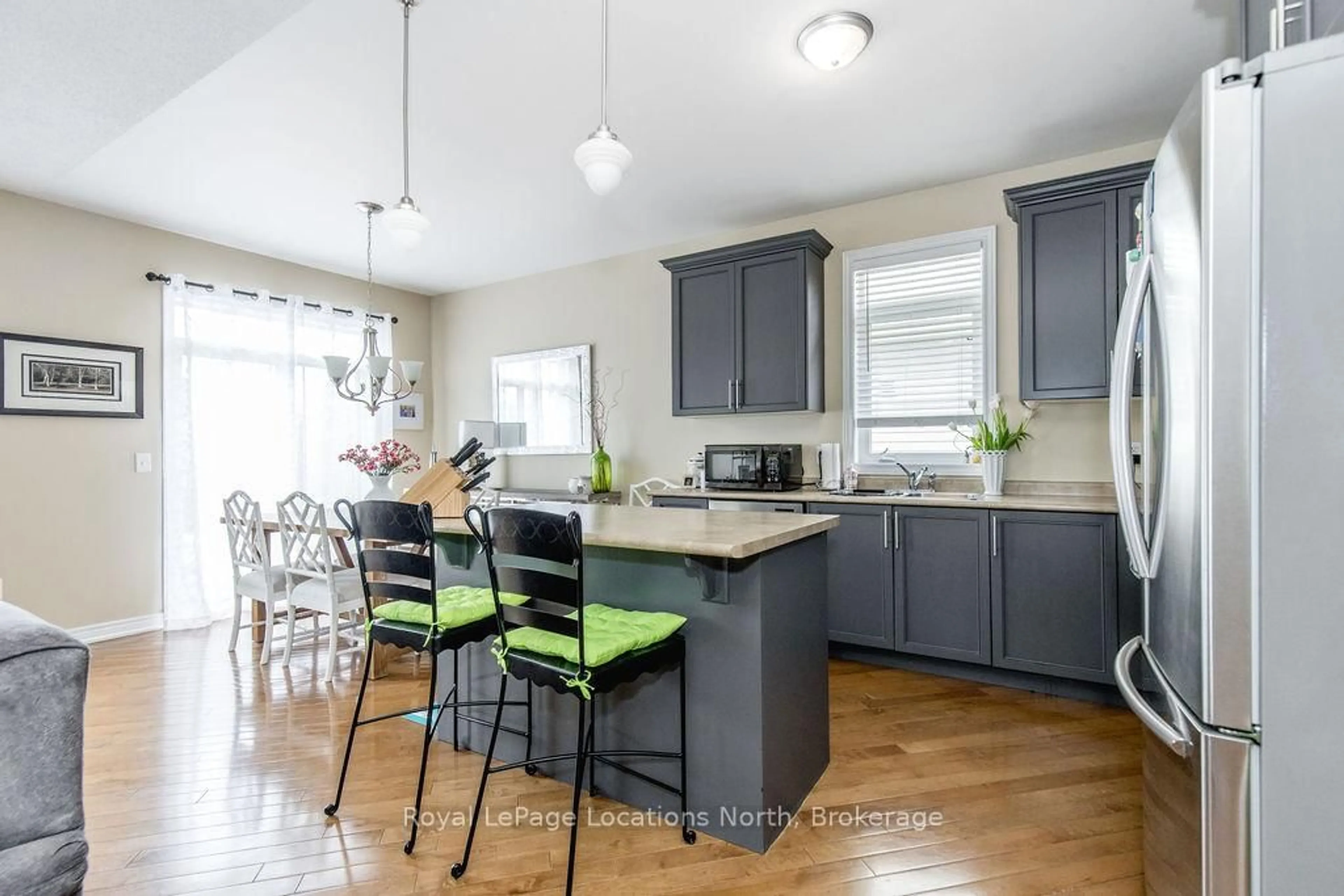Open concept kitchen, wood/laminate floor for 4 Broadpoint St, Wasaga Beach Ontario L9Z 3B8