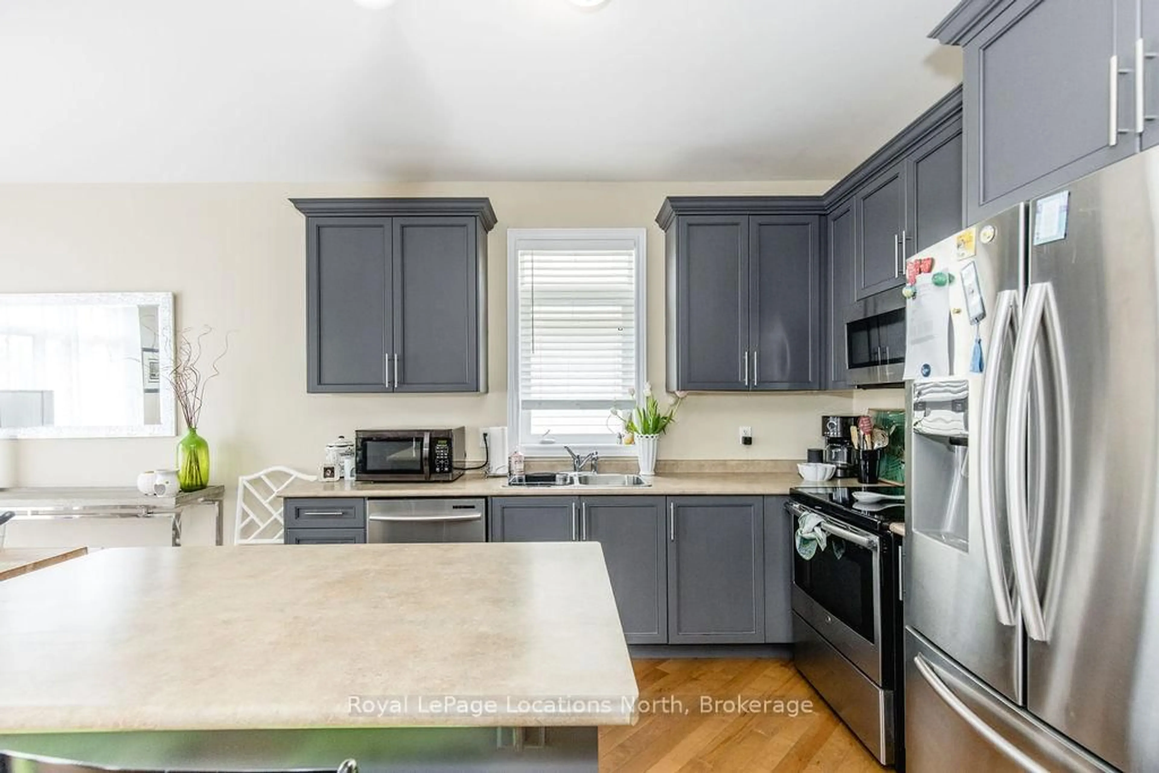 Open concept kitchen, unknown for 4 Broadpoint St, Wasaga Beach Ontario L9Z 3B8
