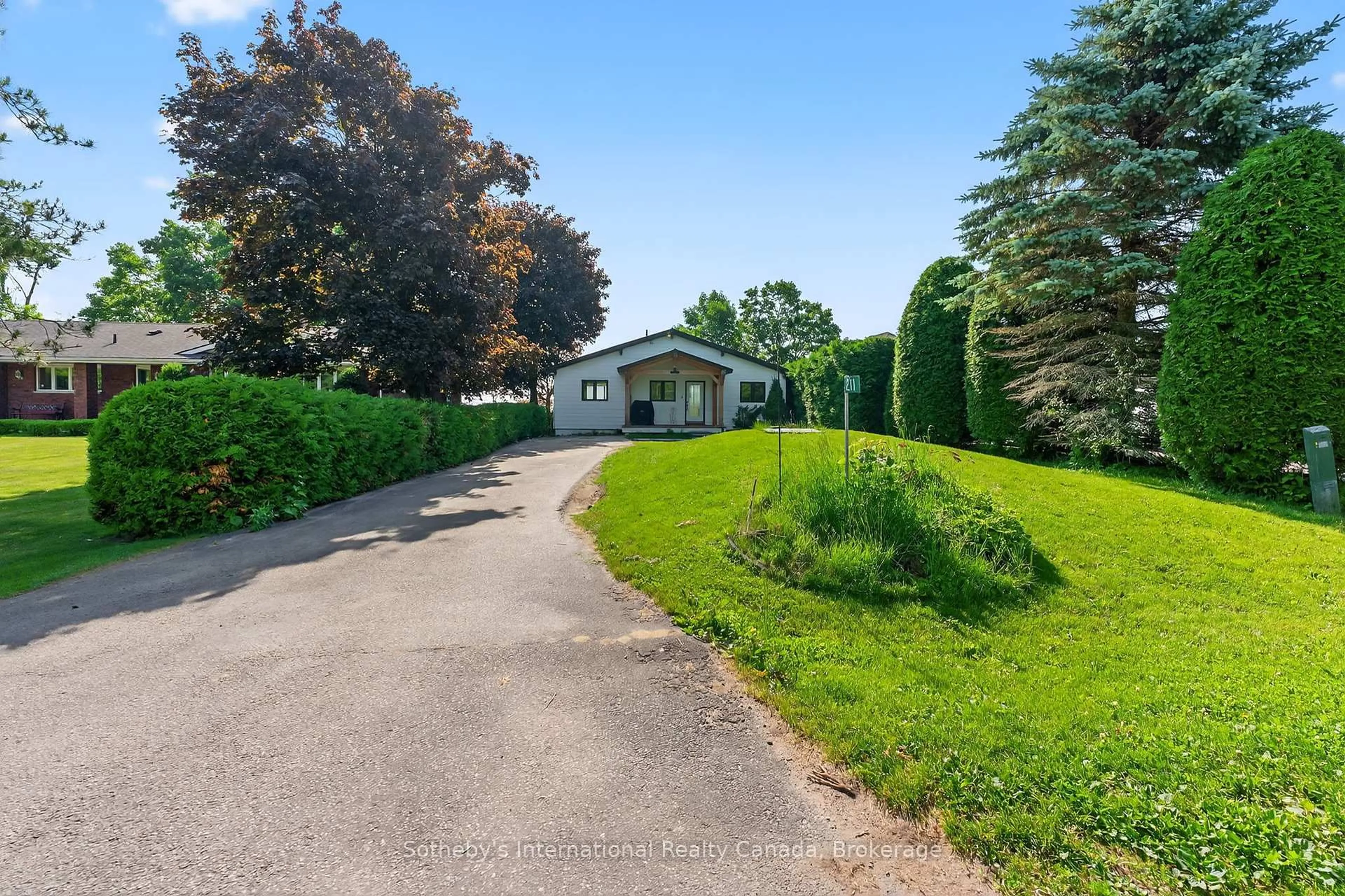 A pic from outside/outdoor area/front of a property/back of a property/a pic from drone, street for 211 Moon Point Dr, Oro-Medonte Ontario L3V 6H1