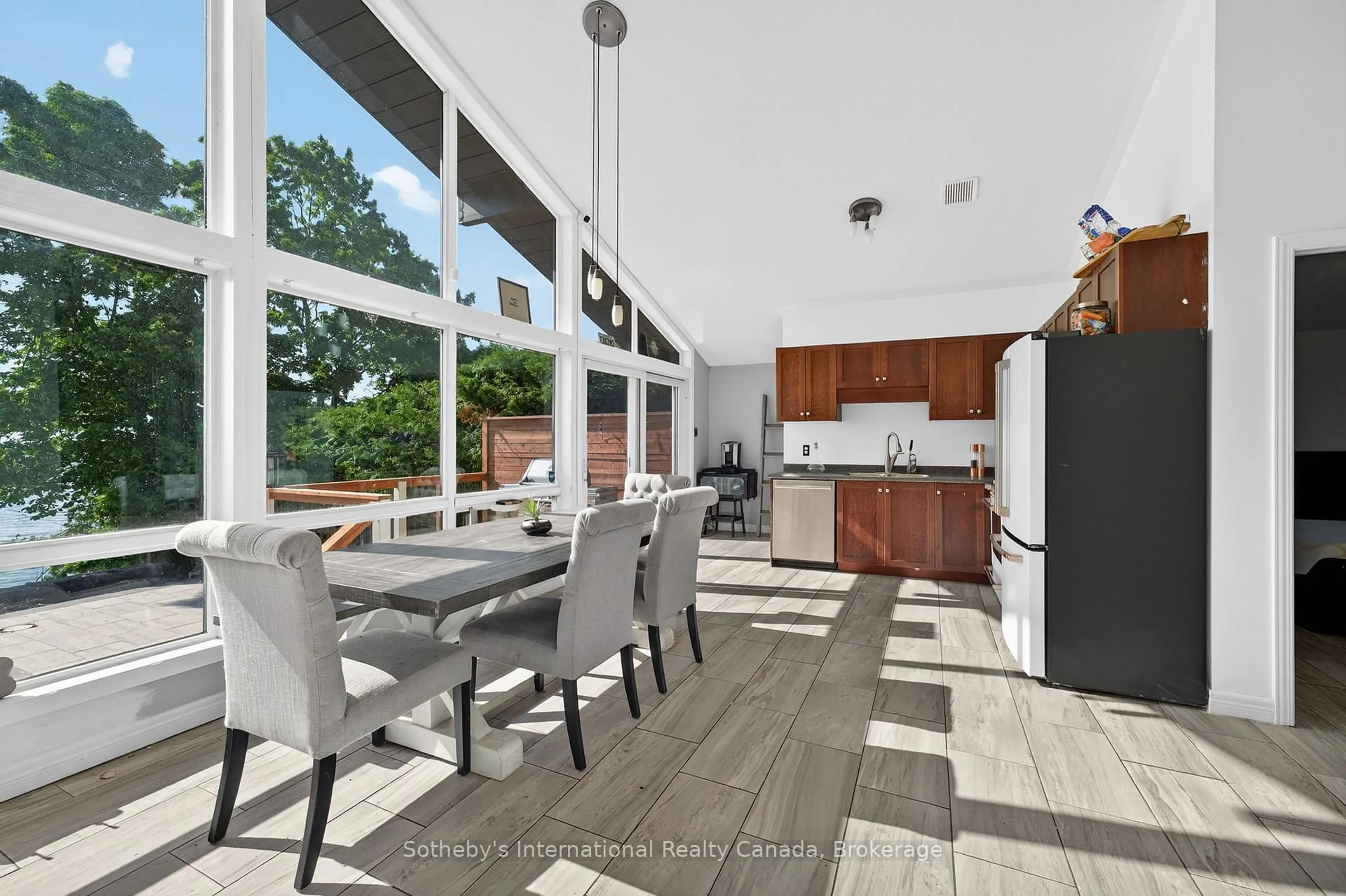 Open concept kitchen, unknown for 211 Moon Point Dr, Oro-Medonte Ontario L3V 6H1