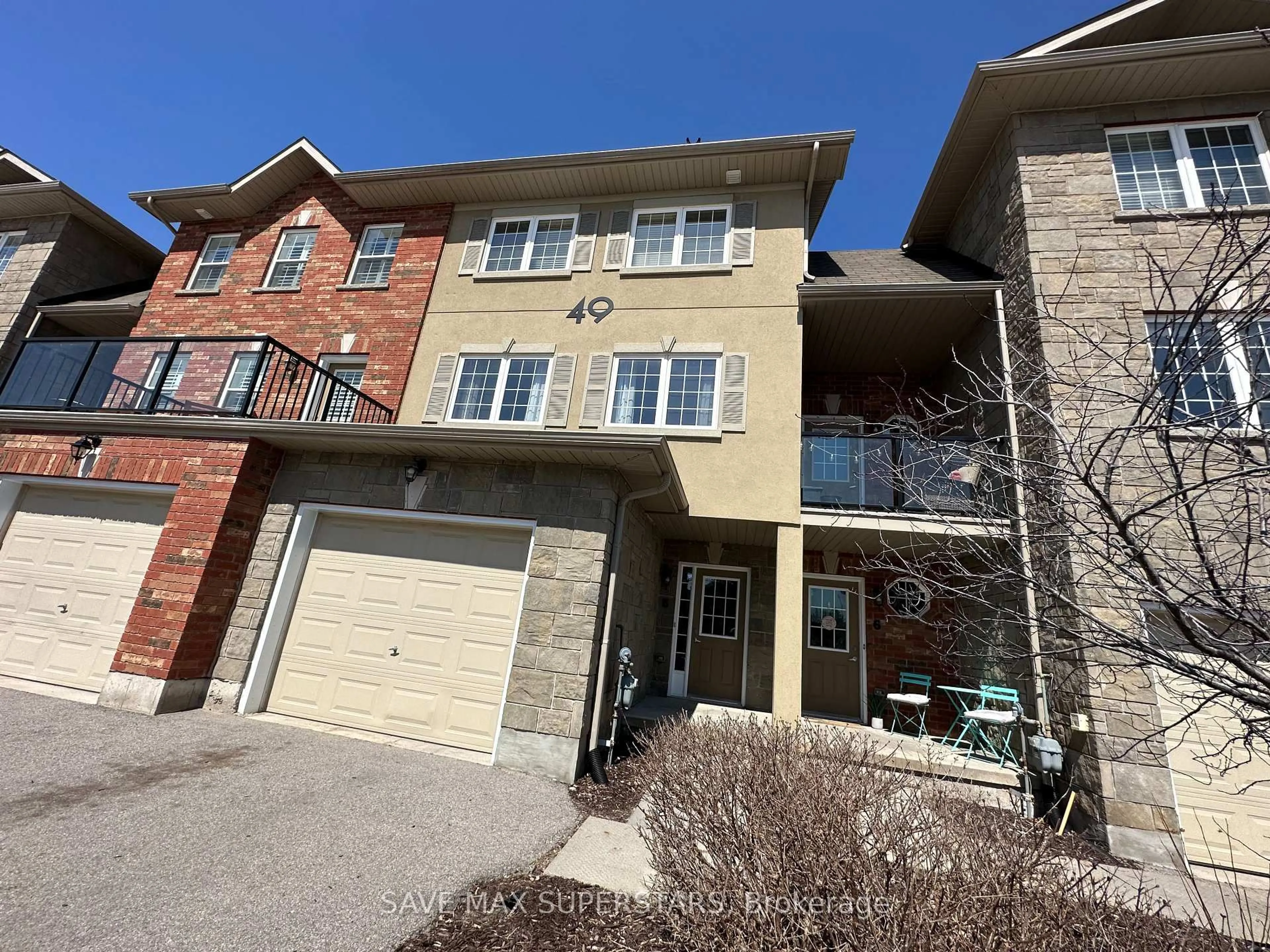 A pic from outside/outdoor area/front of a property/back of a property/a pic from drone, street for 49 Ferndale Dr #5, Barrie Ontario L4N 5W9