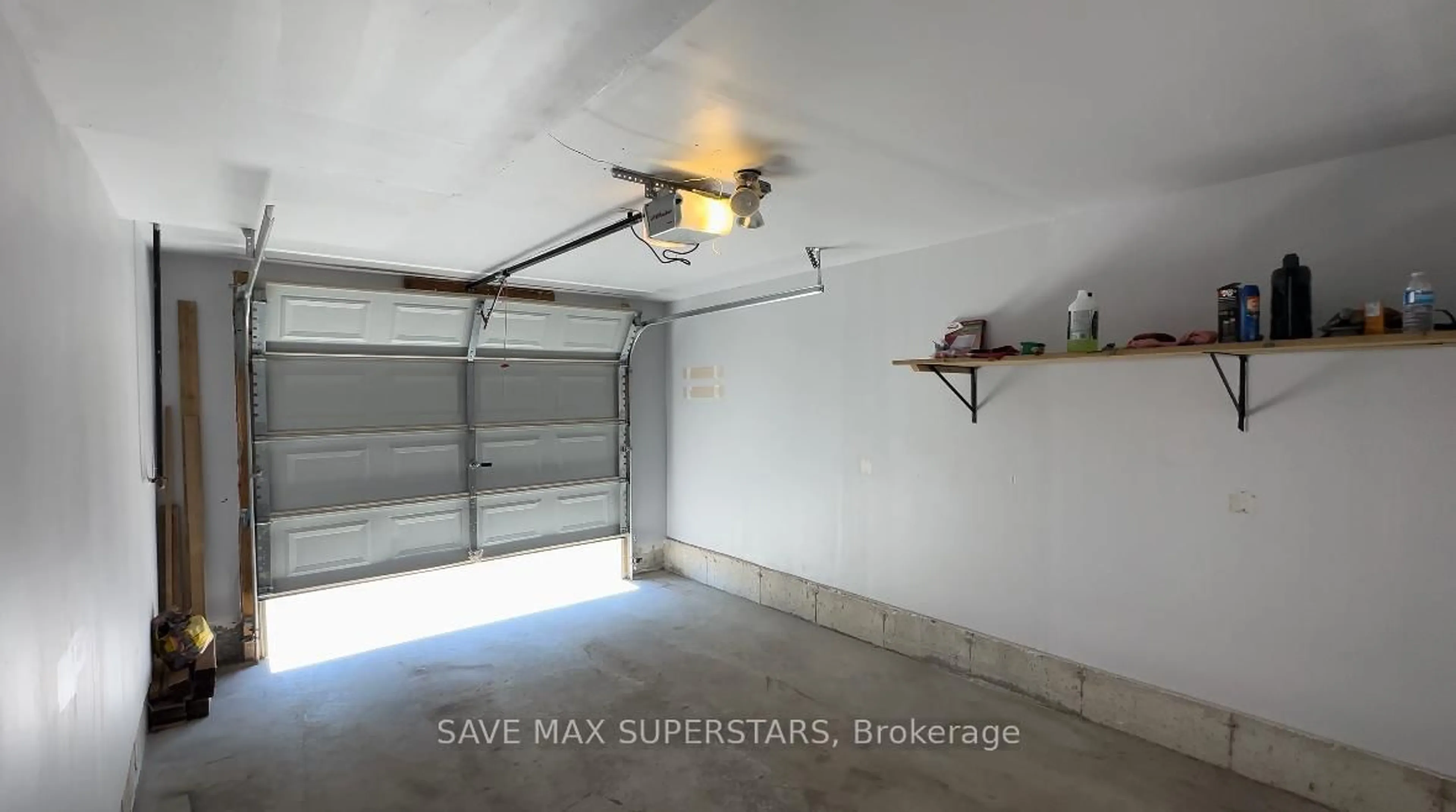 Indoor garage for 49 Ferndale Dr #5, Barrie Ontario L4N 5W9